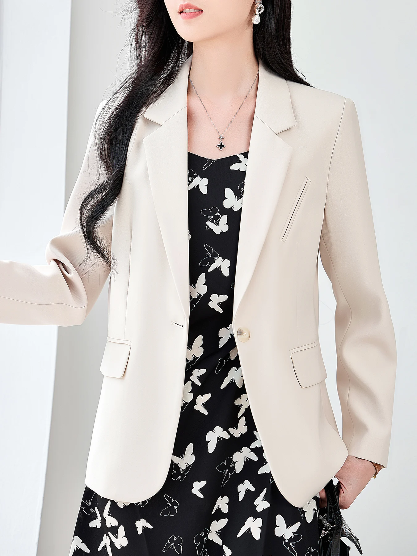 Весенне-осенний новый женский пиджак с разрезом, высококачественный профессиональный элегантный модный повседневный костюм для поездок на работу
Весенне-осенний новый женский пиджак с разрезом, высококачественный профессиональный элегантный модный повседневный костюм для поездок на работу