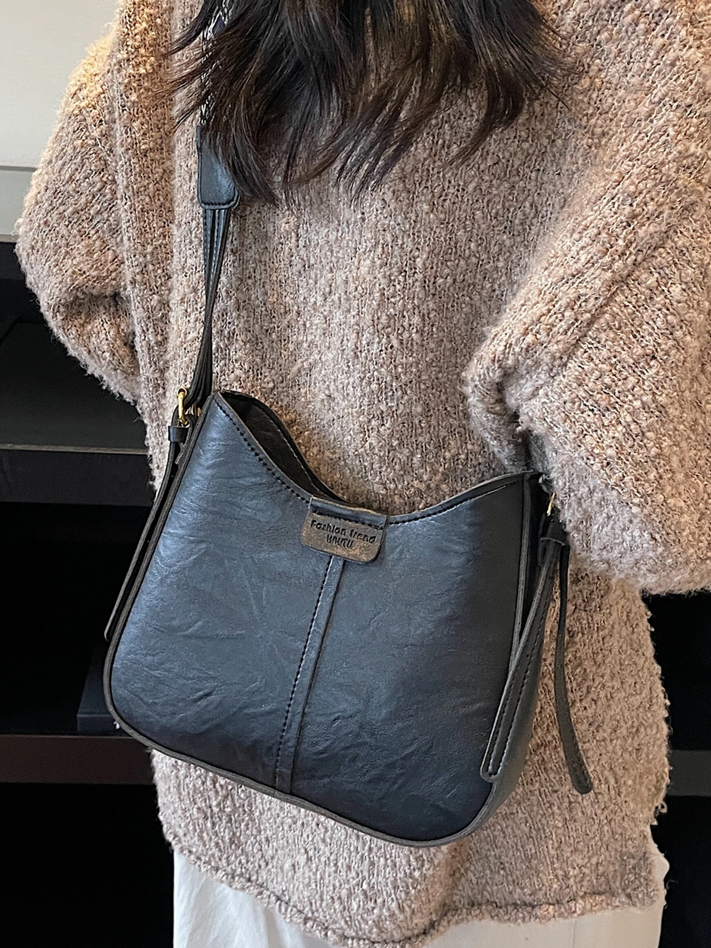 Корейская модная универсальная сумка через плечо с широким ремнем, женская модель 2025 года, новая трендовая маленькая сумочка для города
Корейская модная универсальная сумка через плечо с широким ремнем, женская модель 2025 года, новая трендовая маленькая сумочка для города