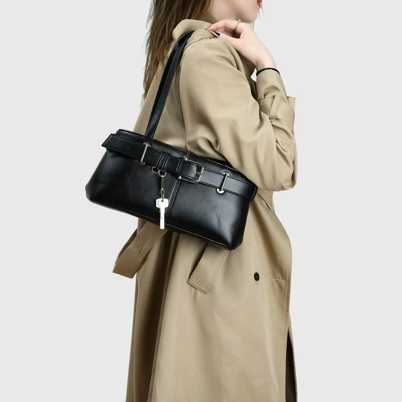 Leather women's bag design with a high-end touch, spicy girl handbag, motorcycle bag, versatile underarm shoulder bag
Leather women's bag design with a high-end touch, spicy girl handbag, motorcycle bag, versatile underarm shoulder bag