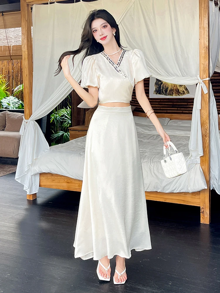 Retro Luxury Sequin V-neck Bubble Sleeve Short Shirt Top A-line Skirt Two-piece Set Women's Fashion Summer Outfit
Retro Luxury Sequin V-neck Bubble Sleeve Short Shirt Top A-line Skirt Two-piece Set Women's Fashion Summer Outfit
