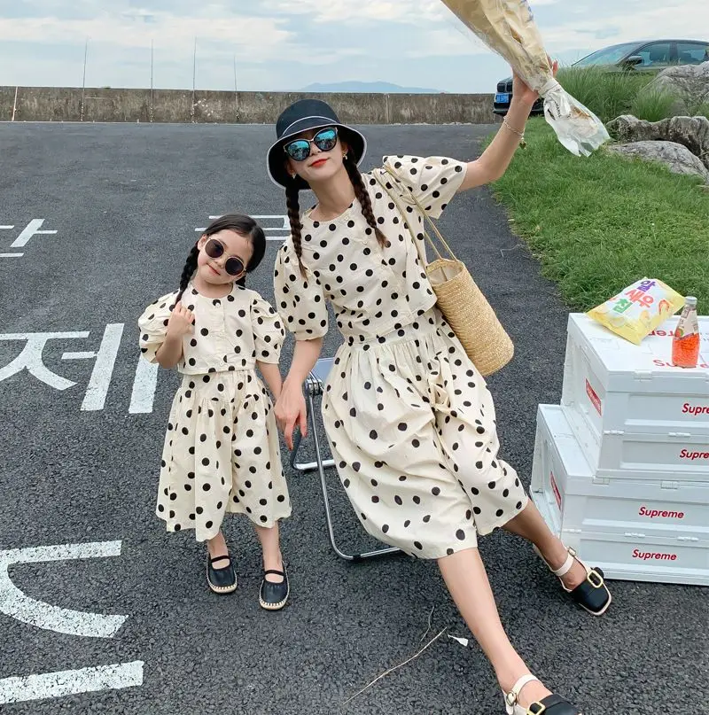 Summer Fashion Dot Family Matching Clothes Sets MOM and Girls Cotton Short Tops and Wide Leg Trousers 2pcs Sets Baby Clothes
Summer Fashion Dot Family Matching Clothes Sets MOM and Girls Cotton Short Tops and Wide Leg Trousers 2pcs Sets Baby Clothes