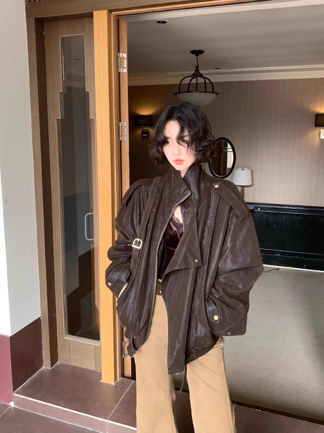 Ретро-куртка в гонконгском стиле для женщин, из искусственной кожи, с эффектом потертости, короткая верхняя одежда из полиэфирного волокна, с длинными рукавами, на молнии
Ретро-куртка в гонконгском стиле для женщин, из искусственной кожи, с эффектом потертости, короткая верхняя одежда из полиэфирного волокна, с длинными рукавами, на молнии