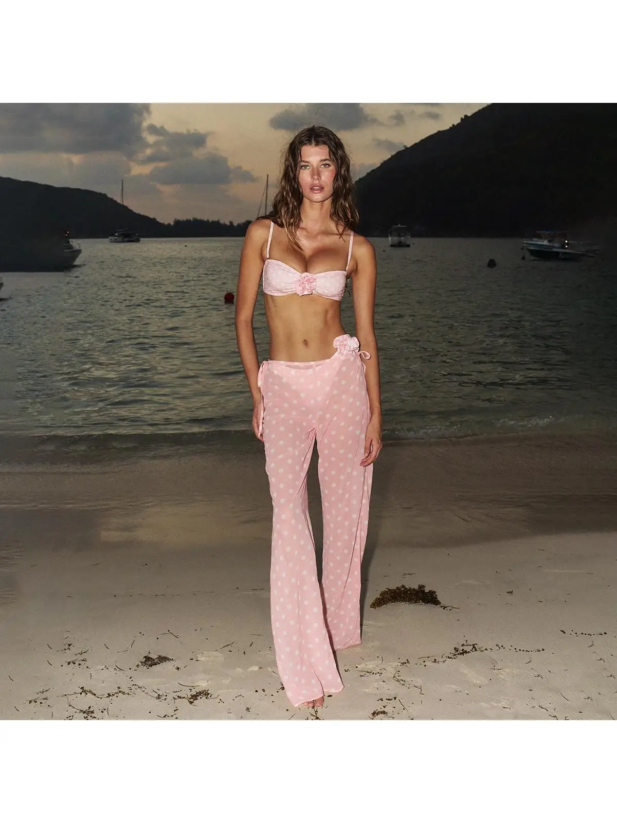 Новый модный комплект бикини из нейлона 2025 года для плавания и фитнеса, а также для фанатов
Новый модный комплект бикини из нейлона 2025 года для плавания и фитнеса, а также для фанатов