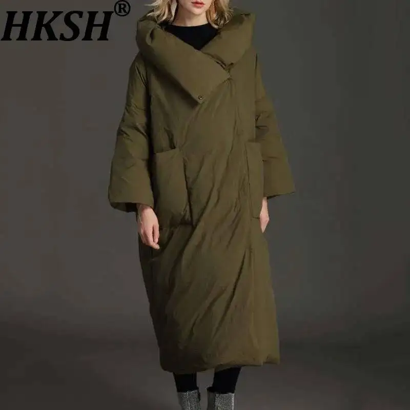 HKSH 2025 Winter New Women's Down Coat Hooded Large Pockets Solid Color Elegant Fashion Warm Thickened Long Puff Jackets HK15140
HKSH 2025 Winter New Women's Down Coat Hooded Large Pockets Solid Color Elegant Fashion Warm Thickened Long Puff Jackets HK15140