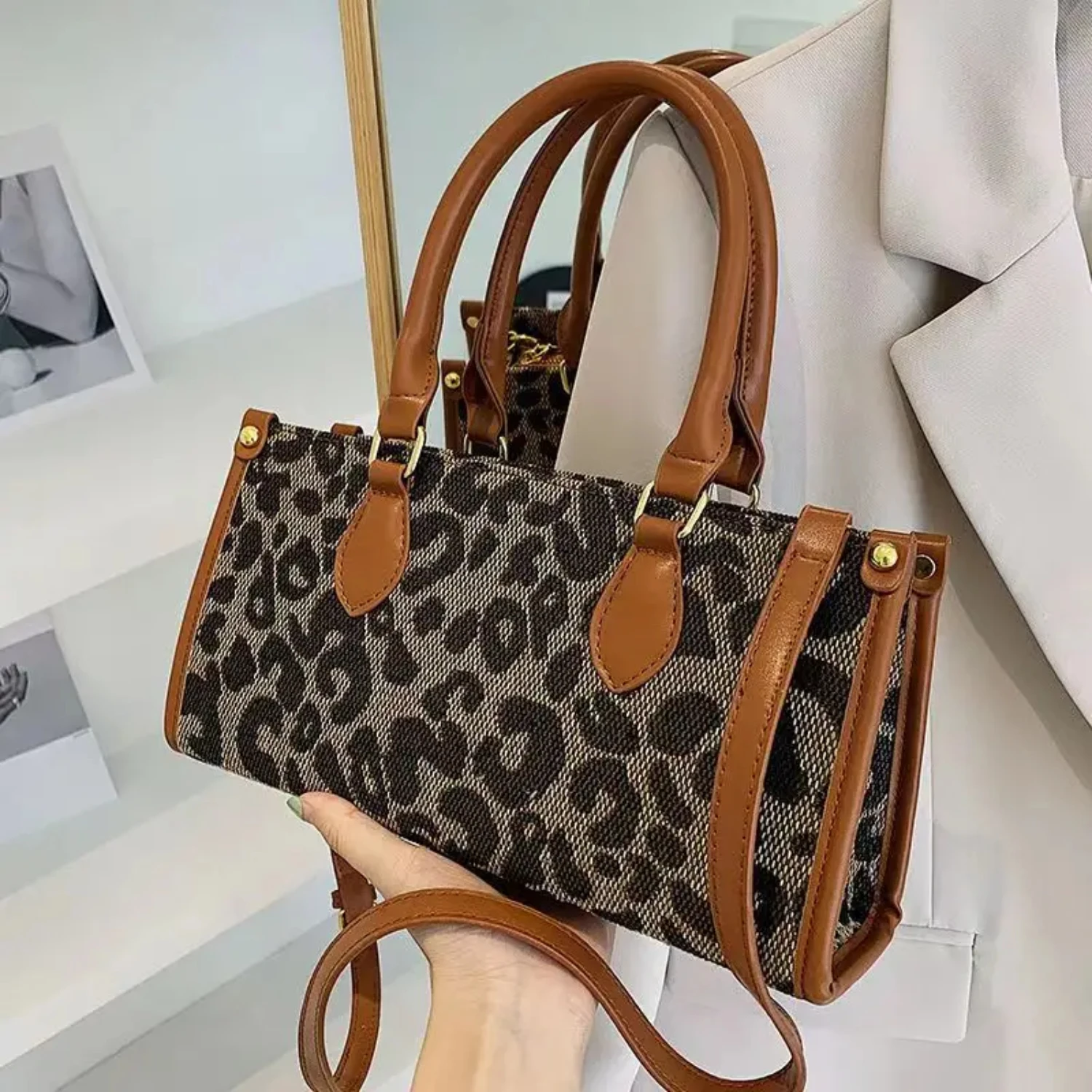 Stylish Vintage Leopard Pattern Women's Crossbody Bag - Top Handle Chest with Removable Strap for Casual Outings and Everyda
Stylish Vintage Leopard Pattern Women's Crossbody Bag - Top Handle Chest with Removable Strap for Casual Outings and Everyda