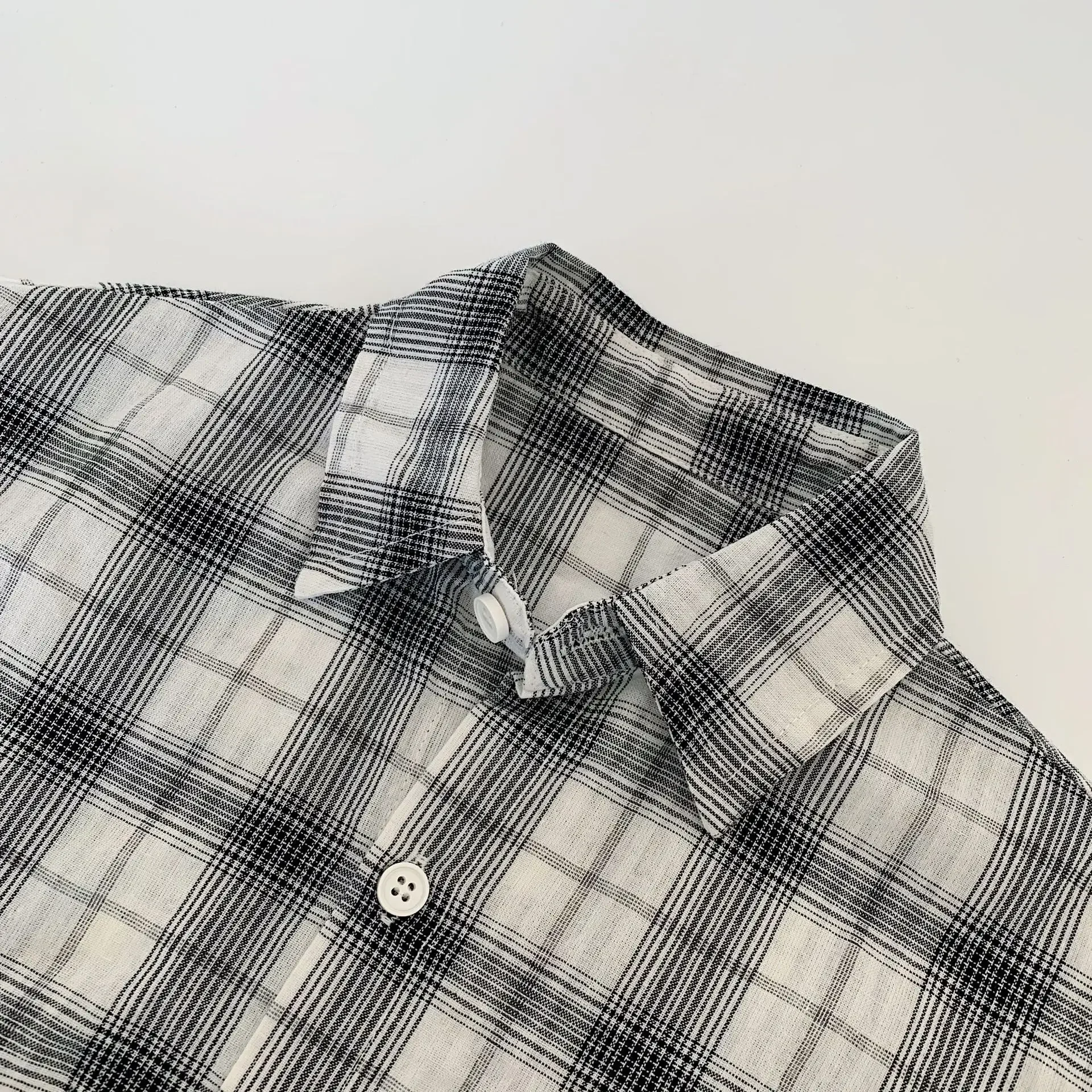 2025 Spring Boys New Retro Plaid Korean Style All Match Lapel Fashionable Top Shirt Children Clothes Kids Casual Shirt
2025 Spring Boys New Retro Plaid Korean Style All Match Lapel Fashionable Top Shirt Children Clothes Kids Casual Shirt