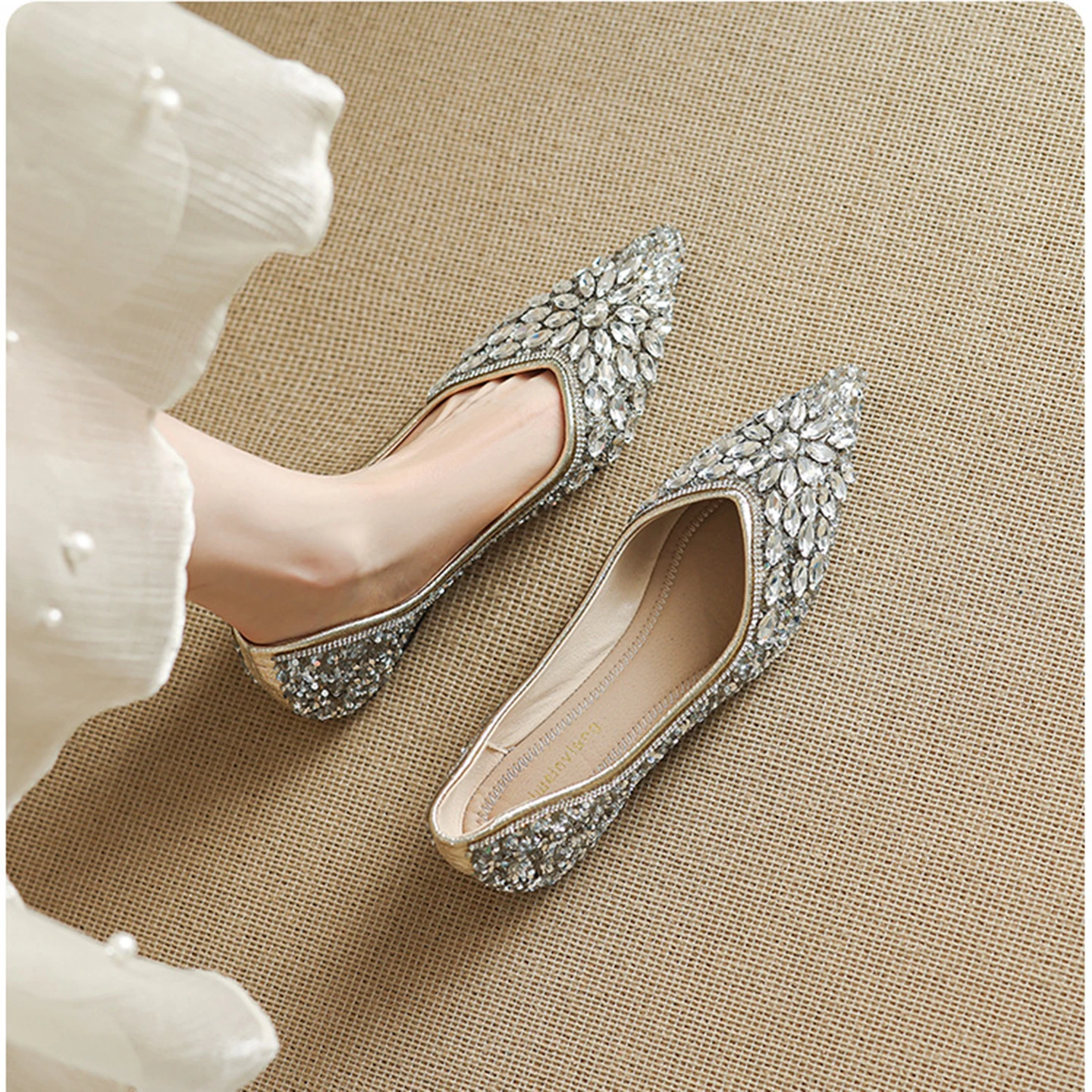 Luxury Rhinestone Designer Flats Shoes Women Shallow Comfort soft soled Shoes Female Fashion Wedding Dress Shoes Ladies pointed
Luxury Rhinestone Designer Flats Shoes Women Shallow Comfort soft soled Shoes Female Fashion Wedding Dress Shoes Ladies pointed