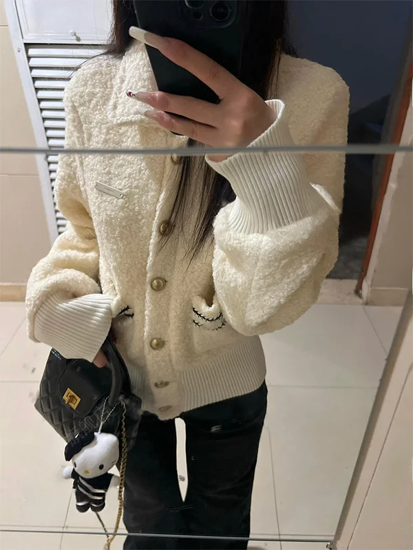 Elegant Short Lamb Fur Jacket Women's Autumn Winter Warm Fluffy Waist-Cinching Top Button Style Thickened Straight Cut Coat
Elegant Short Lamb Fur Jacket Women's Autumn Winter Warm Fluffy Waist-Cinching Top Button Style Thickened Straight Cut Coat