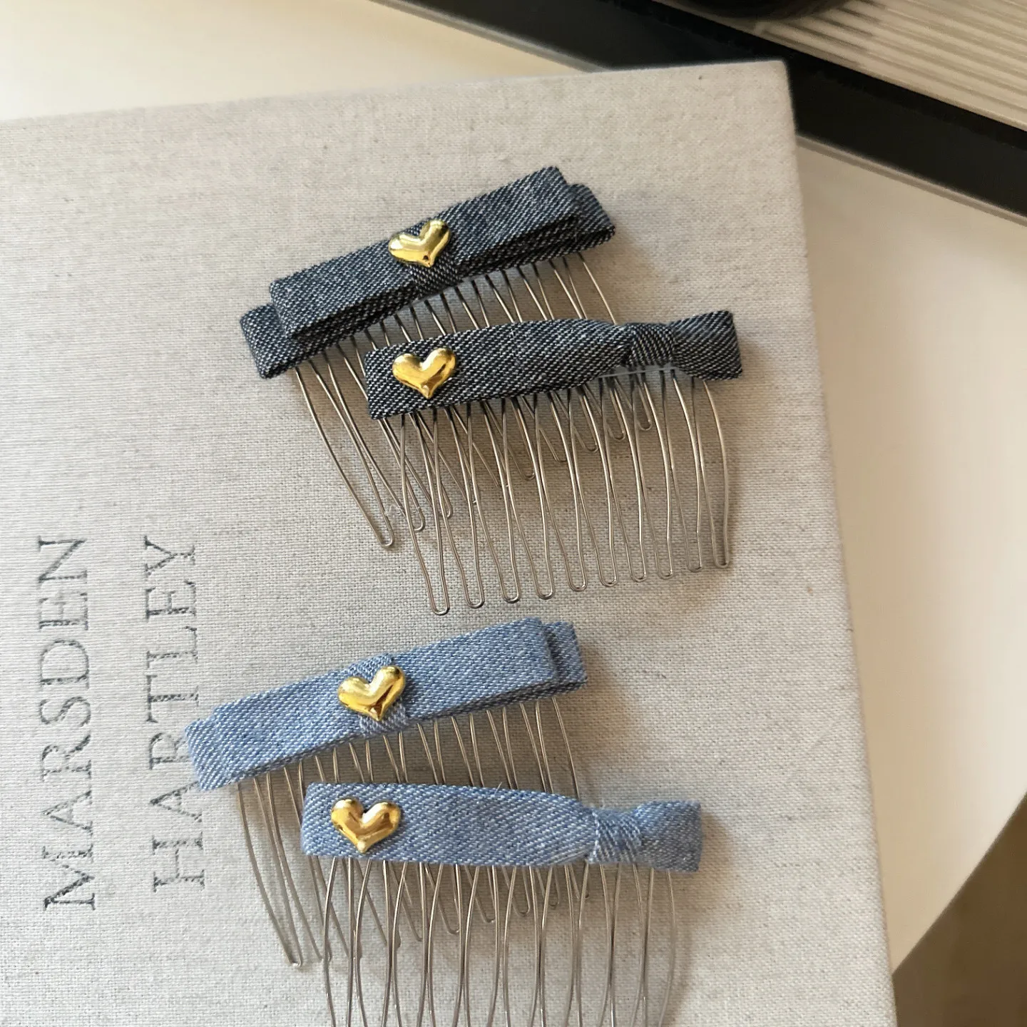 Retro Sweet Denim Hair Comb Bow Heart Design for Bangs Flyaway Fine Hair Flip Comb Compact Daily Use Premium Hair Accessories
Retro Sweet Denim Hair Comb Bow Heart Design for Bangs Flyaway Fine Hair Flip Comb Compact Daily Use Premium Hair Accessories