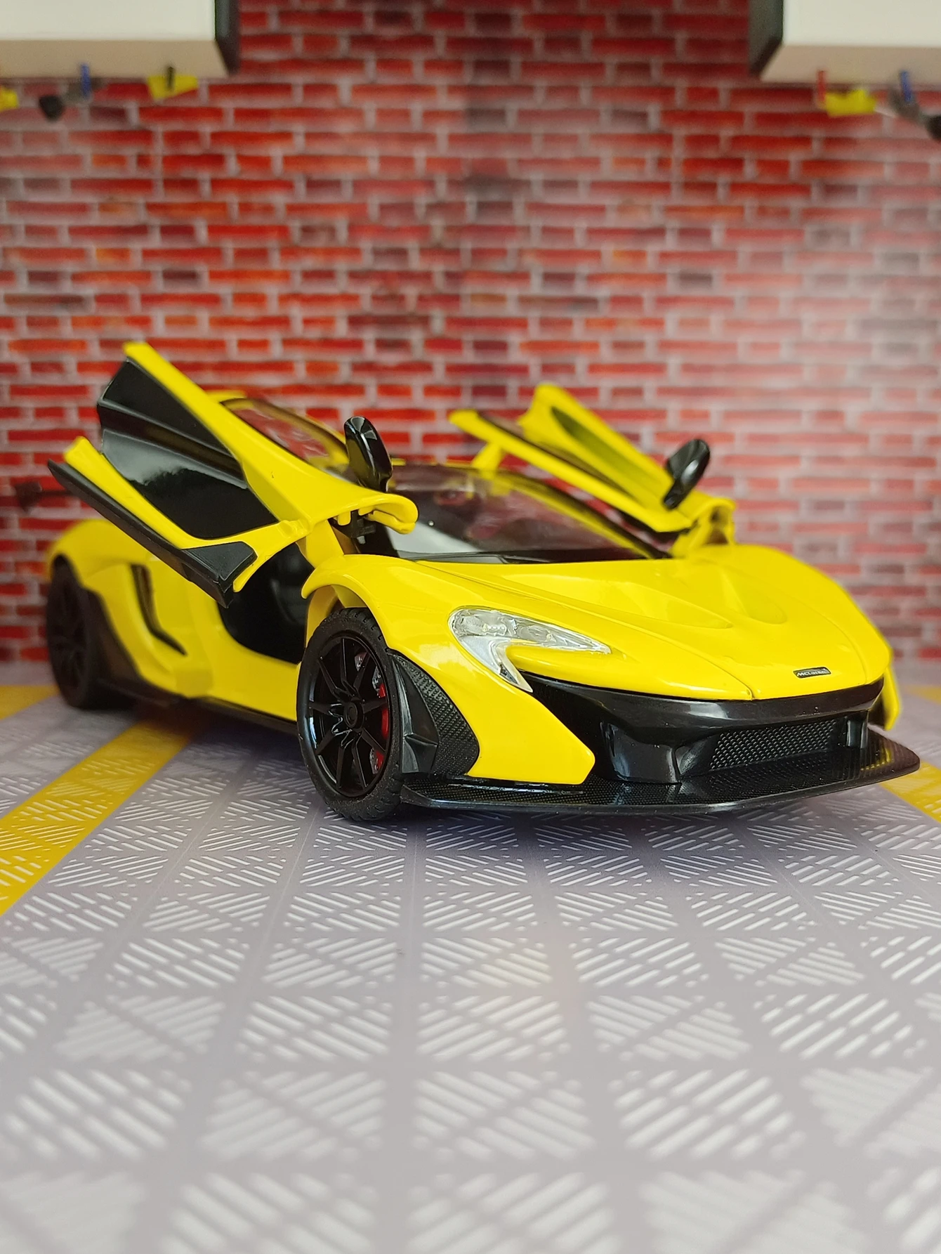1:24 Scale P1 Supercar Model with Sound Light Children Boy Diecast Toy Vehicle Collection Miniature Voiture Boyfriend
1:24 Scale P1 Supercar Model with Sound Light Children Boy Diecast Toy Vehicle Collection Miniature Voiture Boyfriend