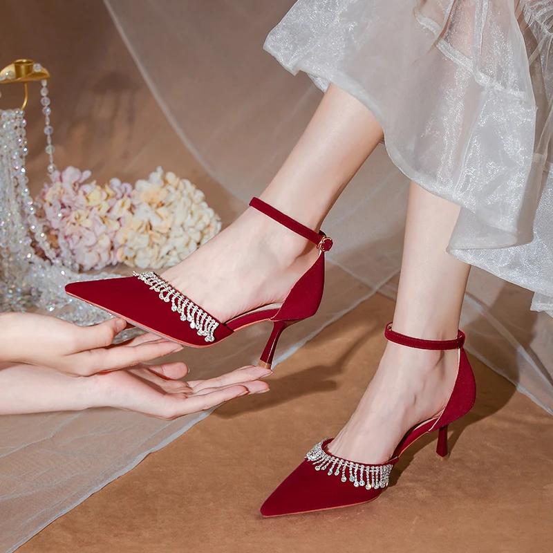 Chinese Retro Wedding Shoes 2022 New Rhinestone Tassels Bride Dress Sandals Wine Red Sude High Heels One-button Ankle Strap
Chinese Retro Wedding Shoes 2022 New Rhinestone Tassels Bride Dress Sandals Wine Red Sude High Heels One-button Ankle Strap
