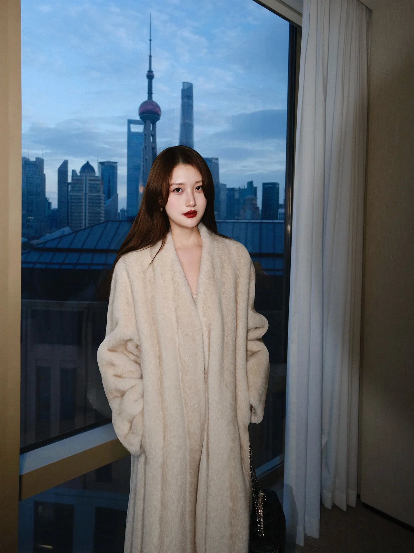 Пальто Zhaoyouzhen Cloud Silk Snow Fur Vintage: Экологичная Теплая Модная Верхняя Одежда для Женщин на Осень-Зиму
Пальто Zhaoyouzhen Cloud Silk Snow Fur Vintage: Экологичная Теплая Модная Верхняя Одежда для Женщин на Осень-Зиму