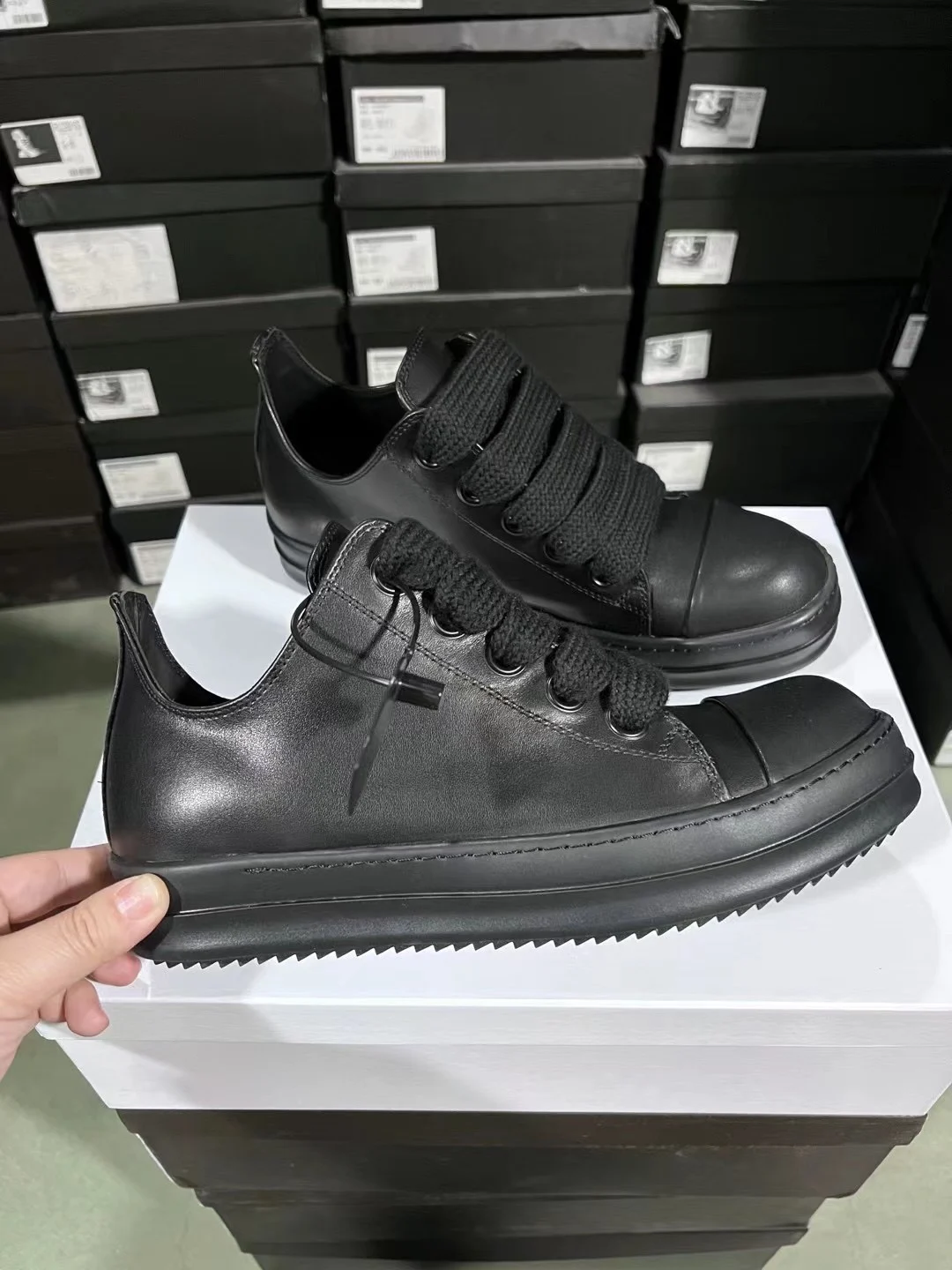 Top High Quality Genuine Leather Casual Shoes Men Thick Shoelaces All Black Low Top Sneakers Women Brand Designer Outdoor Shoes
Top High Quality Genuine Leather Casual Shoes Men Thick Shoelaces All Black Low Top Sneakers Women Brand Designer Outdoor Shoes
