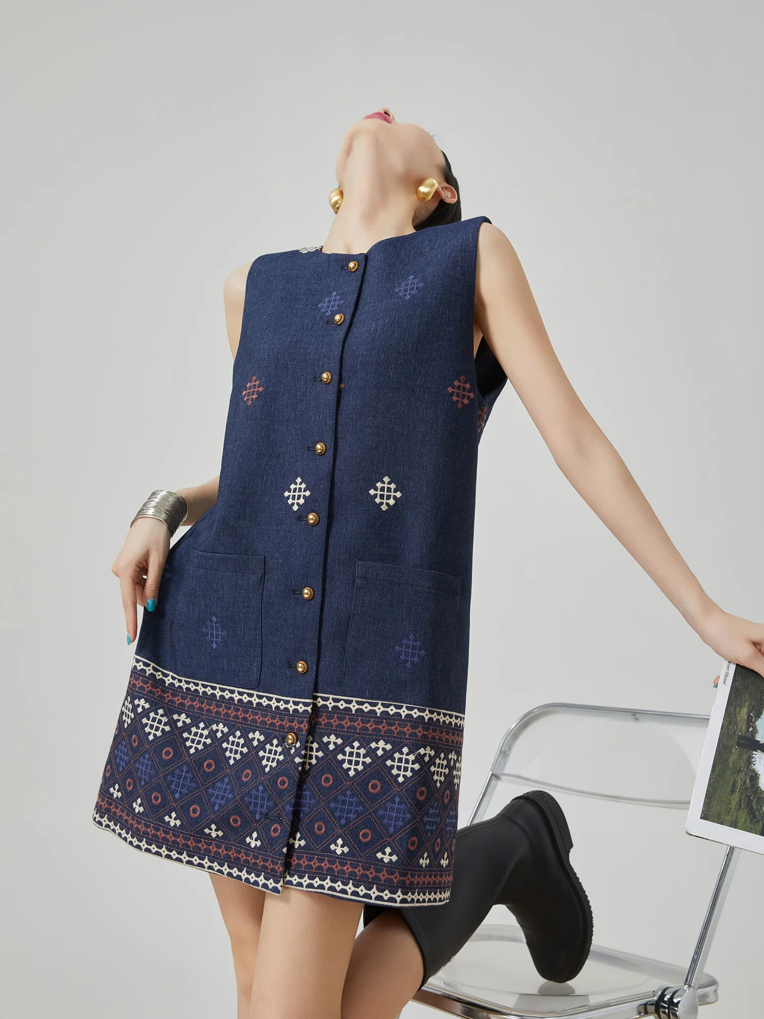 Blue Retro round Neck Sleeveless Embroidered Denim Dress Women Single Button mid Length Design Slimming Vest Skirt
Blue Retro round Neck Sleeveless Embroidered Denim Dress Women Single Button mid Length Design Slimming Vest Skirt