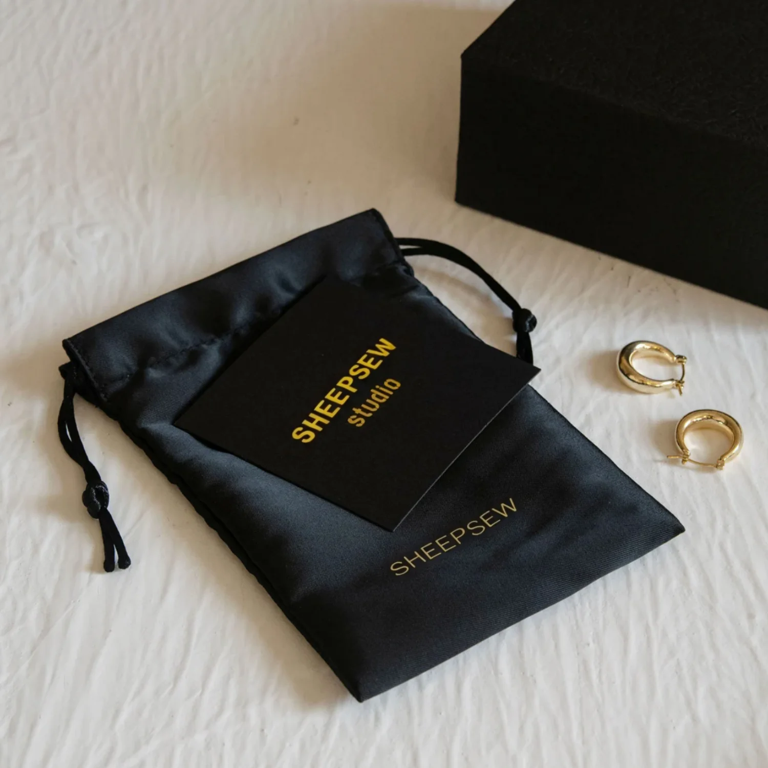 Персонализированная фиолетовая шкатулка для драгоценностей из 20 шт. с мешочком из микрофибры: набор упаковки с логотипом
Персонализированная фиолетовая шкатулка для драгоценностей из 20 шт. с мешочком из микрофибры: набор упаковки с логотипом