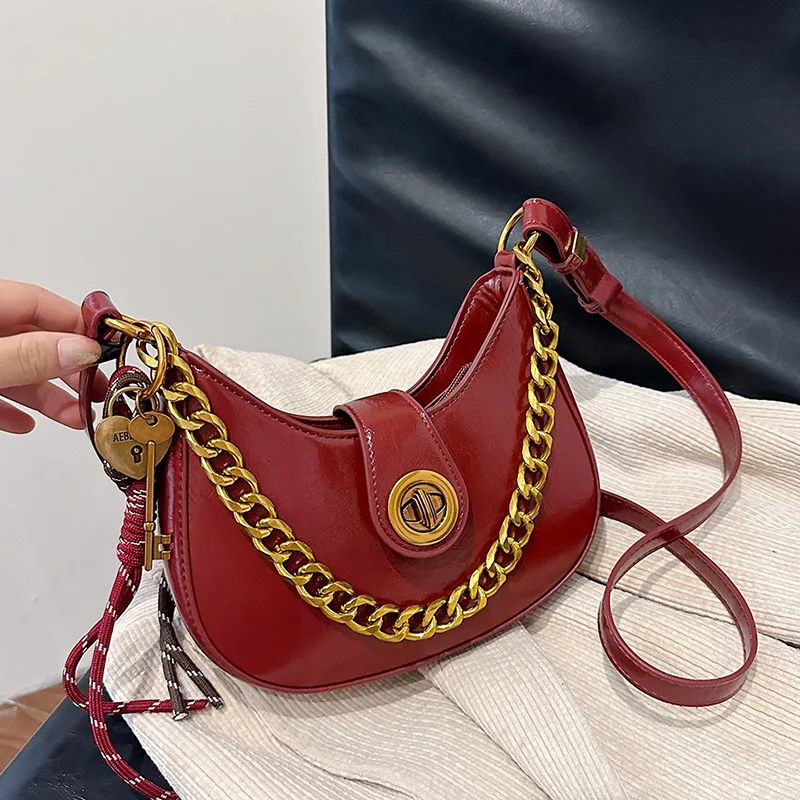 New 2025 Vintage Chain Shoulder Bag Crescent Shape Minimalist Vintage Design for Commute
New 2025 Vintage Chain Shoulder Bag Crescent Shape Minimalist Vintage Design for Commute
