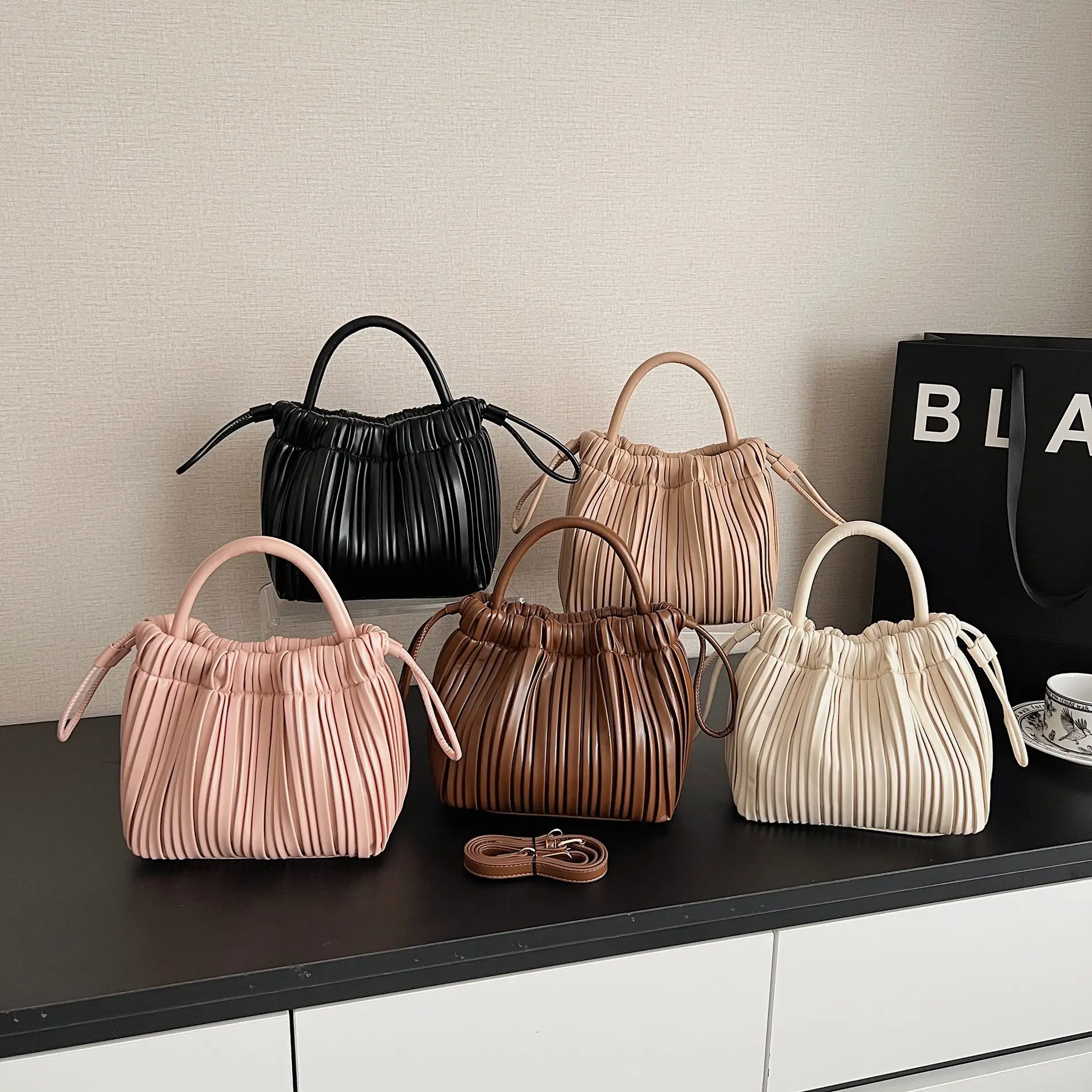 2025 Women's Bucket Bag, Genuine Leather Multi-way Crossbody Purse Large Capacity Tote for Daily Use Minimalist Shoulder Handbag
2025 Women's Bucket Bag, Genuine Leather Multi-way Crossbody Purse Large Capacity Tote for Daily Use Minimalist Shoulder Handbag