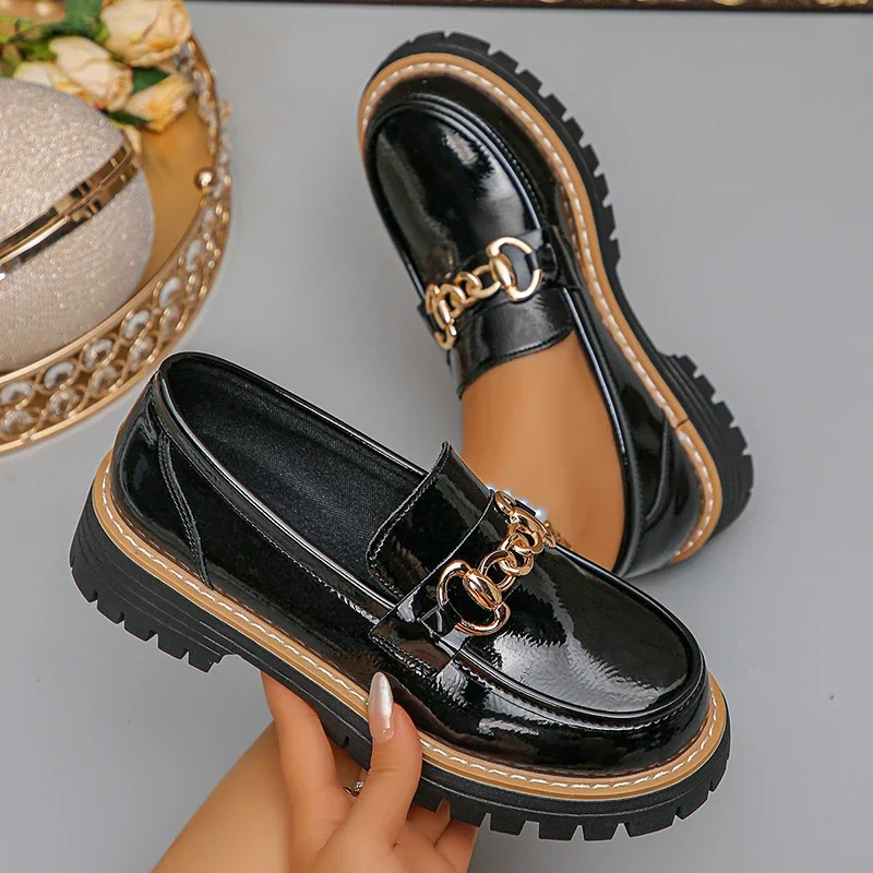 Retro Chain Low Heel Pumps Women Fashion Bright Black Pu Leather Platform Loafers Plus Size Thick Sole Non Slip Uniform Shoes
Retro Chain Low Heel Pumps Women Fashion Bright Black Pu Leather Platform Loafers Plus Size Thick Sole Non Slip Uniform Shoes