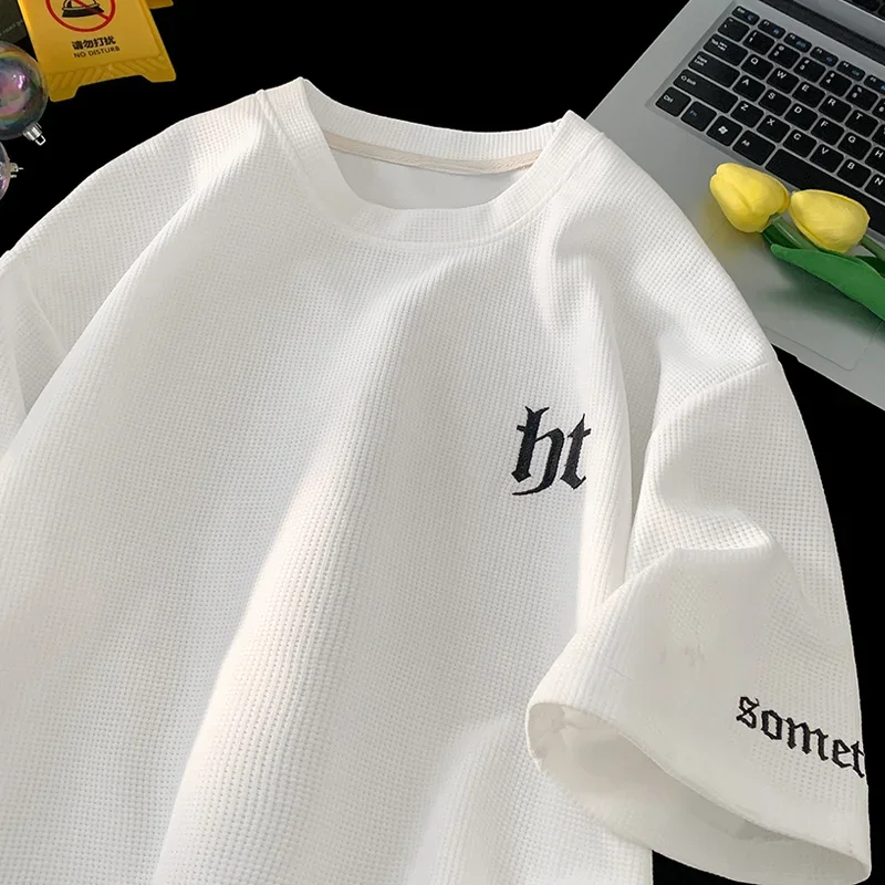 2025 Summer Letter Printed Waffle T-shirt American Y2K Streetwear Men's Retro Breathable Personality Simple O-neck T-shirt
2025 Summer Letter Printed Waffle T-shirt American Y2K Streetwear Men's Retro Breathable Personality Simple O-neck T-shirt