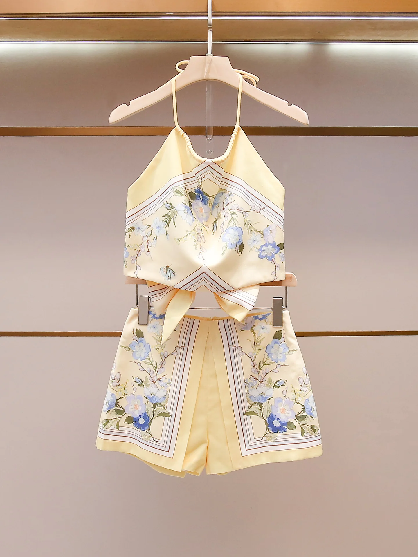 Spring/Summer Women Halter Floral Print Bow Set Sleeveless Strap Top + High Waist A-line Fashion Casual Shorts
Spring/Summer Women Halter Floral Print Bow Set Sleeveless Strap Top + High Waist A-line Fashion Casual Shorts