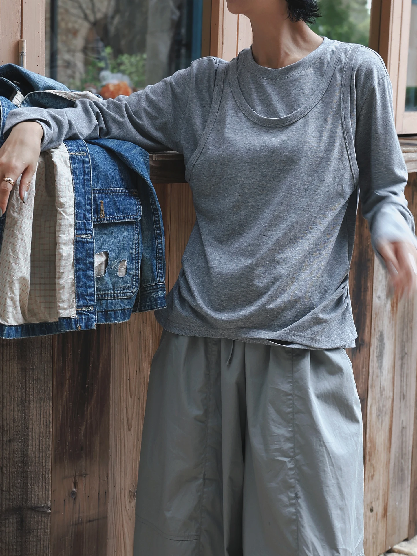 Свободная женская футболка с длинным рукавом, базовый слой, имитация двухслойности, повседневная, однотонная, новинка Весна 2026
Свободная женская футболка с длинным рукавом, базовый слой, имитация двухслойности, повседневная, однотонная, новинка Весна 2026