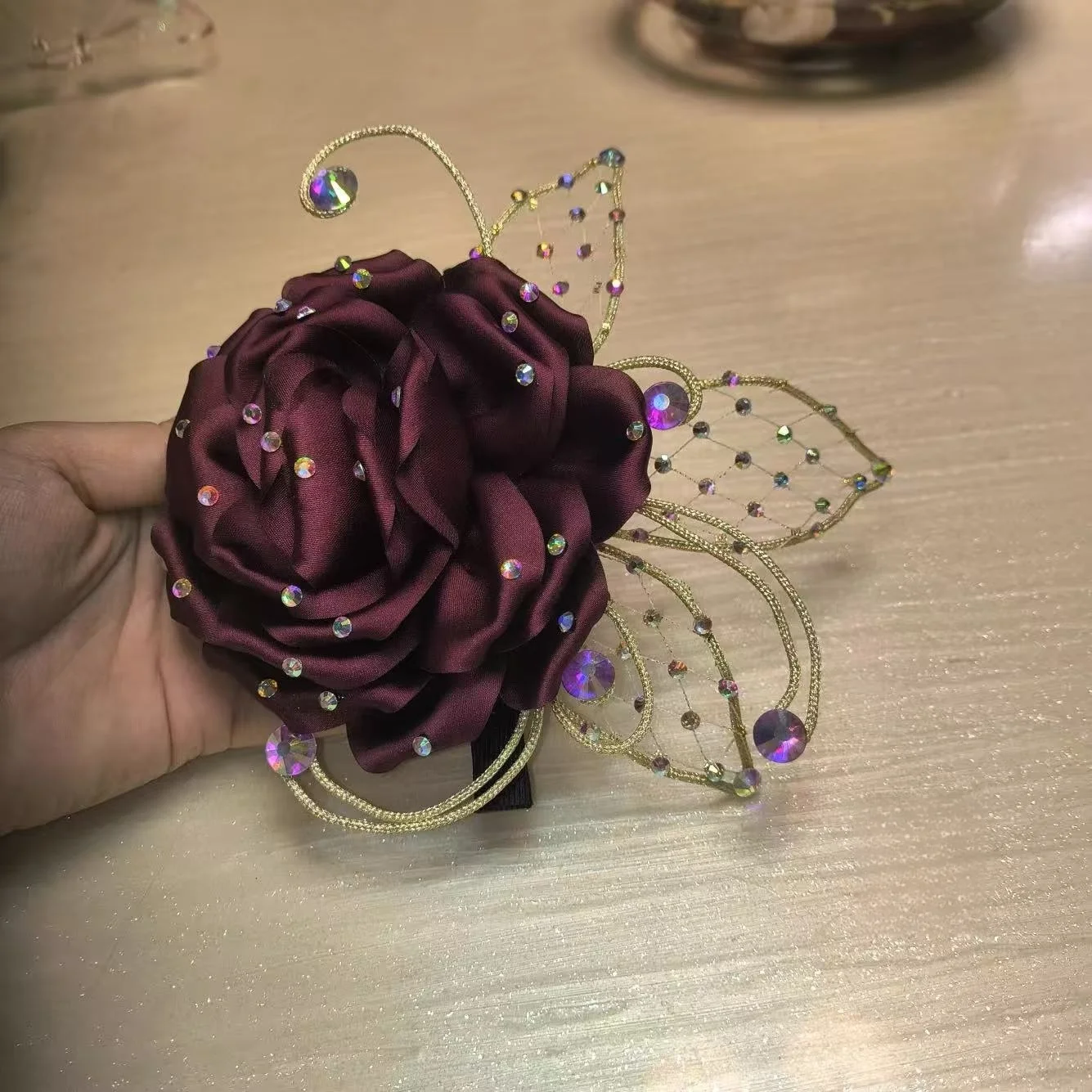 Brand new handmade custom ballet headwear, suitable for competition performances such as Giselle, the irrepressible daughter.
Brand new handmade custom ballet headwear, suitable for competition performances such as Giselle, the irrepressible daughter.