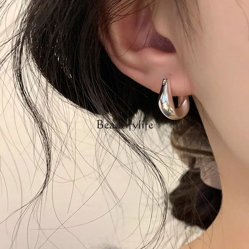 Premium sense simple retro plain circle small versatile temperament fashion earrings
Premium sense simple retro plain circle small versatile temperament fashion earrings