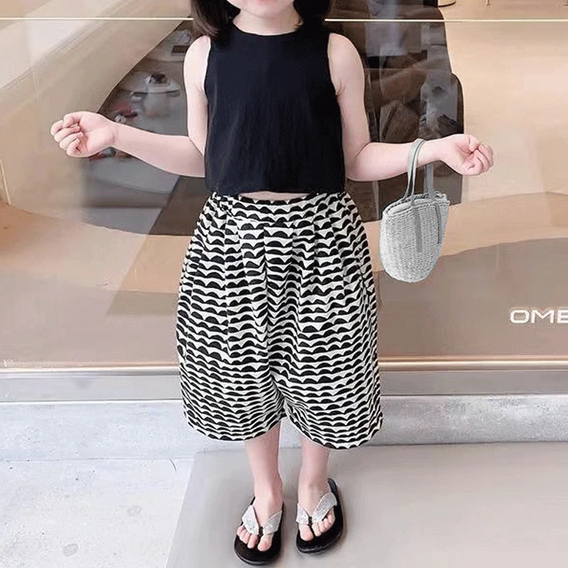 Summer Two-piece Girls Suit 2023 New Splicing Bow Solid Color Sleeveless Backless Vest Printed Capris Korean Pants Tank Top Sets
Summer Two-piece Girls Suit 2023 New Splicing Bow Solid Color Sleeveless Backless Vest Printed Capris Korean Pants Tank Top Sets