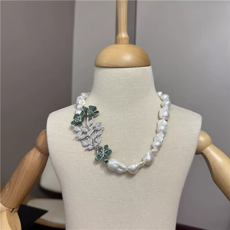 Natural Baroque pearl with rhinestone flower brooch collarbone neck
Natural Baroque pearl with rhinestone flower brooch collarbone neck