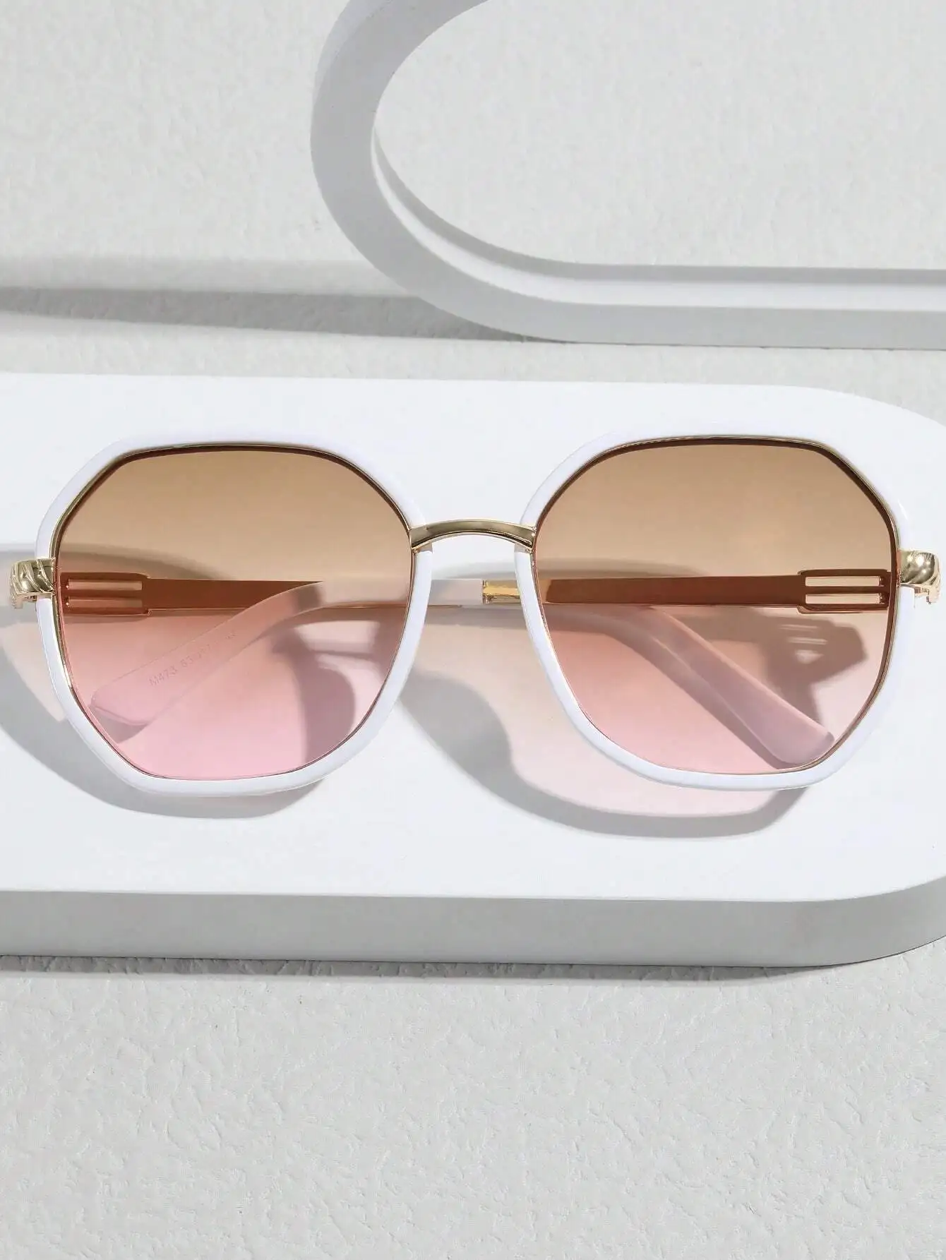Square Frame Large Frame Rimless Fashion Glasses With Rivet Decoration Thick Temple Design Accessories Street Style Party Glasse
Square Frame Large Frame Rimless Fashion Glasses With Rivet Decoration Thick Temple Design Accessories Street Style Party Glasse