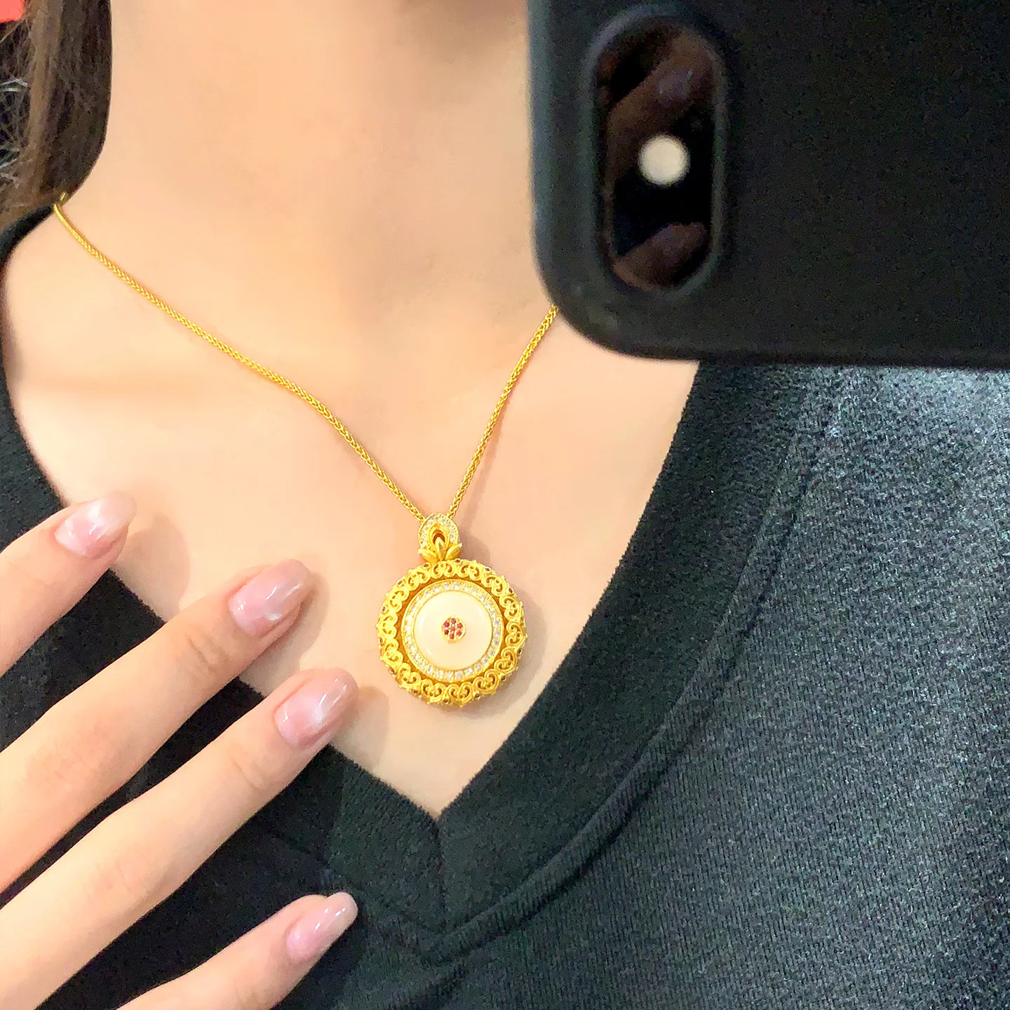 Gold store 9999 24K real gold inlaid white jade disc pendant female palace style fashionable hollow rotatable necklace
Gold store 9999 24K real gold inlaid white jade disc pendant female palace style fashionable hollow rotatable necklace