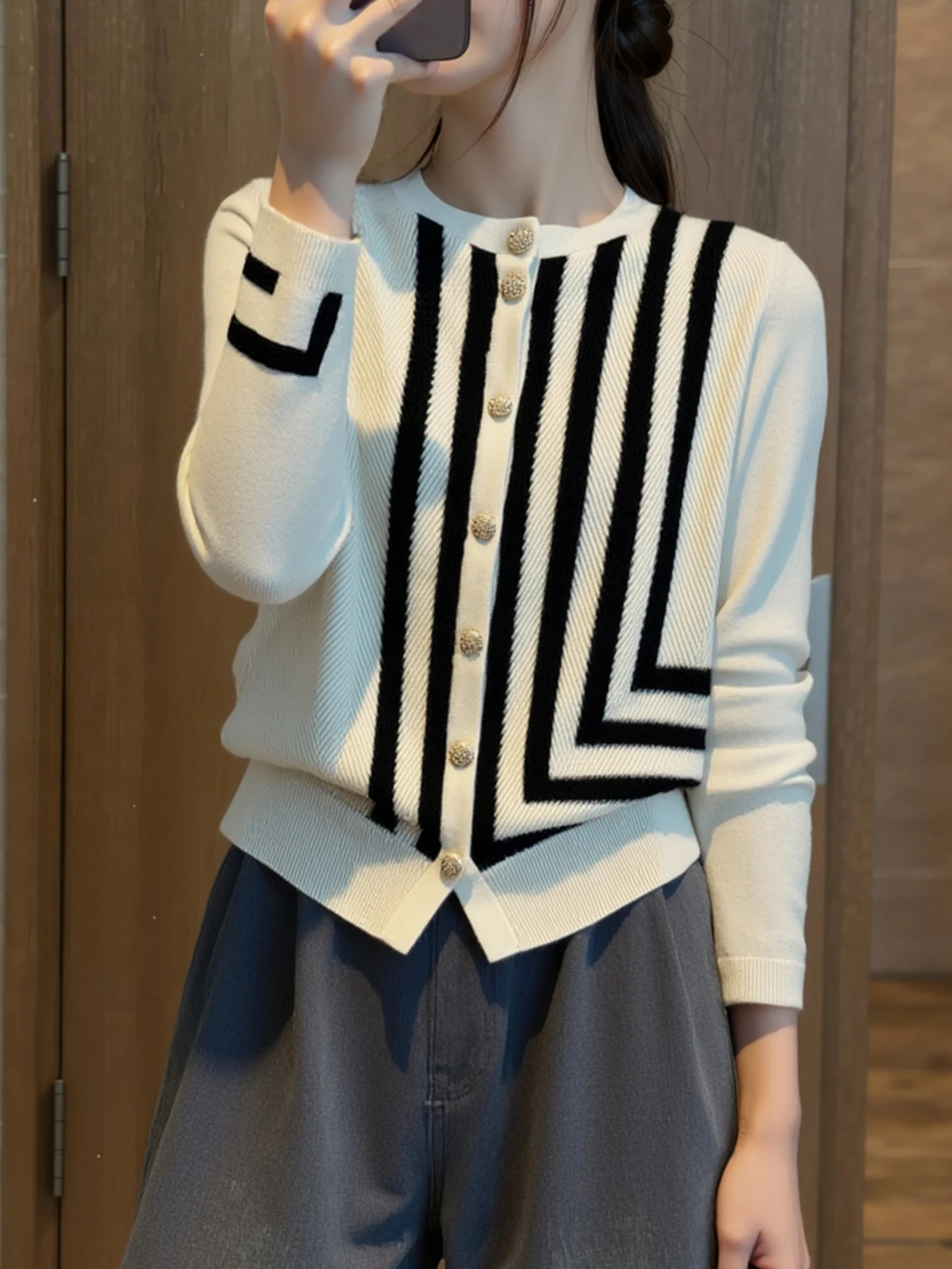 Elegant Color Block Design Long Sleeve Open Cardigan Versatile Casual Trendy Knitted Top for Women Commute Korean Style Loose...
Elegant Color Block Design Long Sleeve Open Cardigan Versatile Casual Trendy Knitted Top for Women Commute Korean Style Loose...