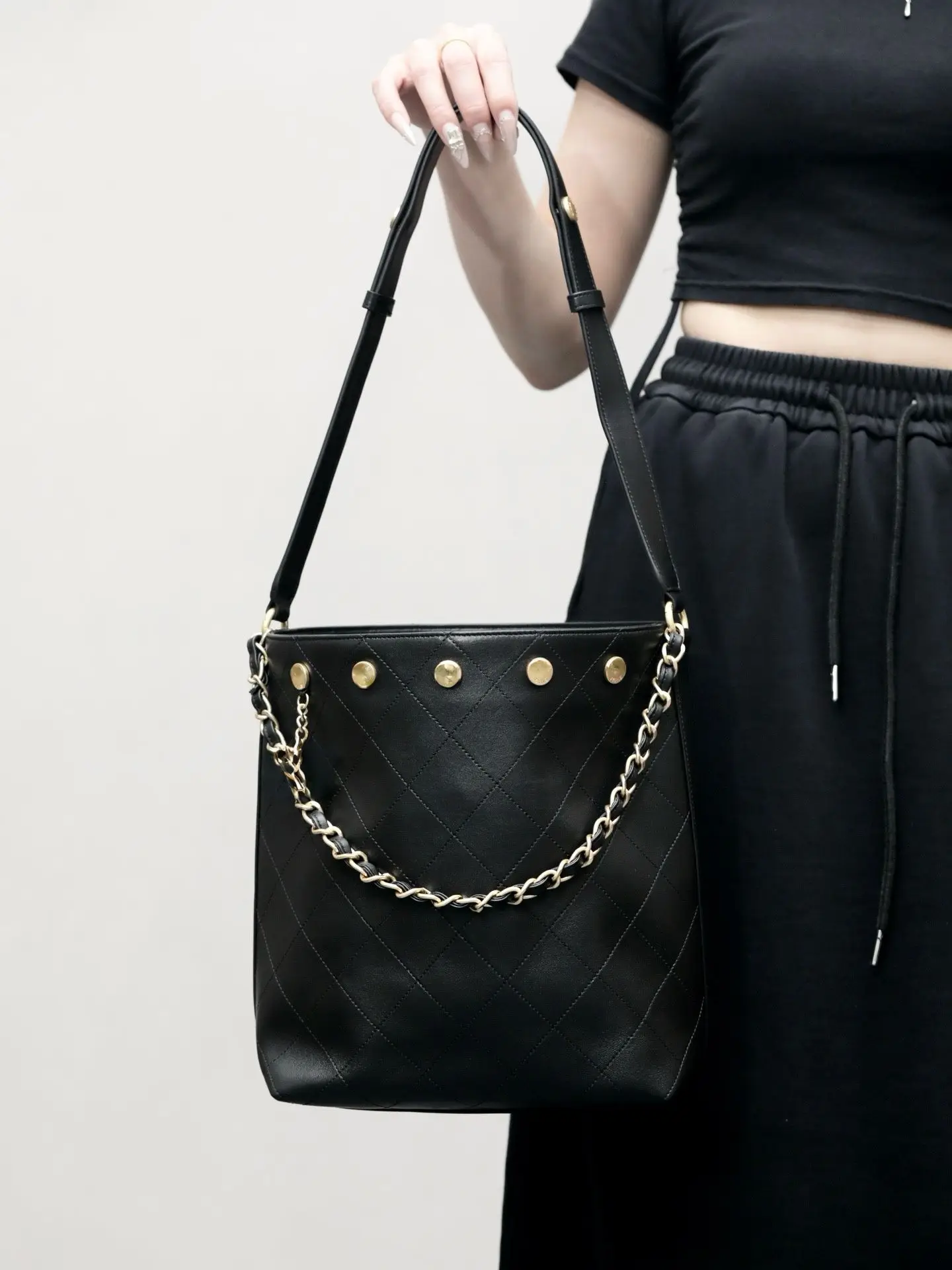 Brand Bag Black Quilted Leather Tote Bag with Gold Chain, Large Shoulder Purse, Luxury Designer Inspired Women's Handbag
Brand Bag Black Quilted Leather Tote Bag with Gold Chain, Large Shoulder Purse, Luxury Designer Inspired Women's Handbag