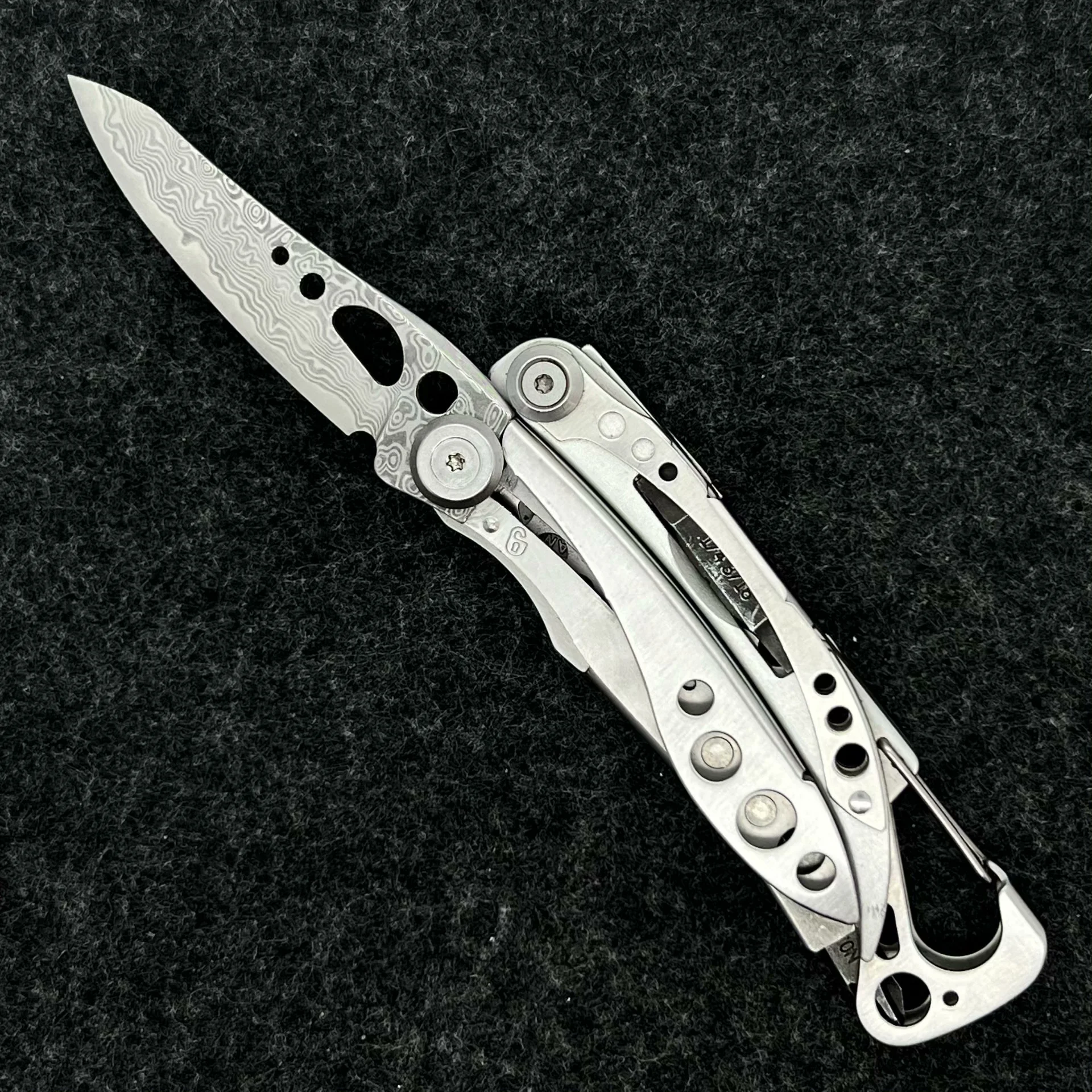 Damascus Steel Main Blade Replacement for Leatherman Skeletool (Young Hero), Mod Accessory (Multi-Tool Not Included)
Damascus Steel Main Blade Replacement for Leatherman Skeletool (Young Hero), Mod Accessory (Multi-Tool Not Included)