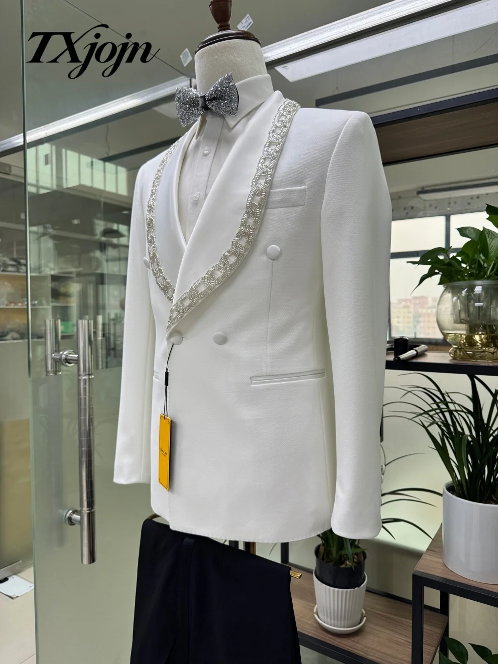 Luxury White 2PCS Tuxedo For Men Slim Fit Formal Suit With Crystal Embellished Lapel For Wedding Prom Party Special Occasions
Luxury White 2PCS Tuxedo For Men Slim Fit Formal Suit With Crystal Embellished Lapel For Wedding Prom Party Special Occasions