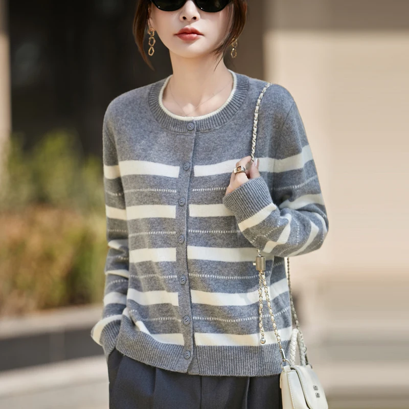 Женский кардиган с длинными рукавами, свитер, пальто с круглым вырезом, утягивающий вязаный шерстяной топ, верхняя одежда на осень, новый стиль 2025
Женский кардиган с длинными рукавами, свитер, пальто с круглым вырезом, утягивающий вязаный шерстяной топ, верхняя одежда на осень, новый стиль 2025