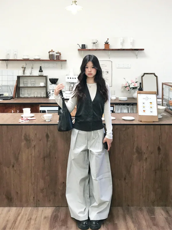 Fashionable Long Sleeve Knitted Top Neck Hanging Vest Women's Autumn 2025 Slim Wide Leg Pants Set Three Piece Set Casual Wear
Fashionable Long Sleeve Knitted Top Neck Hanging Vest Women's Autumn 2025 Slim Wide Leg Pants Set Three Piece Set Casual Wear