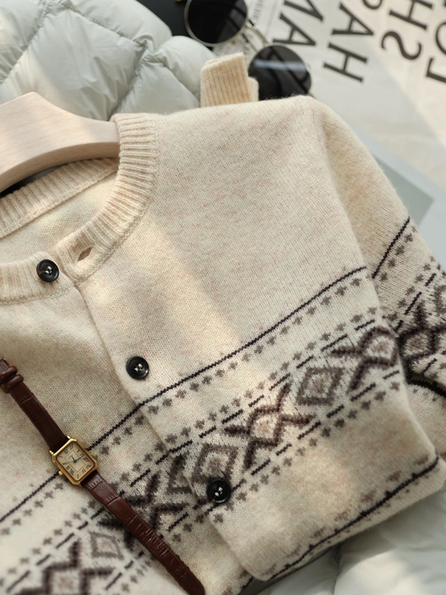 Retro Knitted Sweater Thickened Long Sleeve Soft Versatile Fashionable Autumn Winter Women's Loose Fit round Neck Button up Top
Retro Knitted Sweater Thickened Long Sleeve Soft Versatile Fashionable Autumn Winter Women's Loose Fit round Neck Button up Top