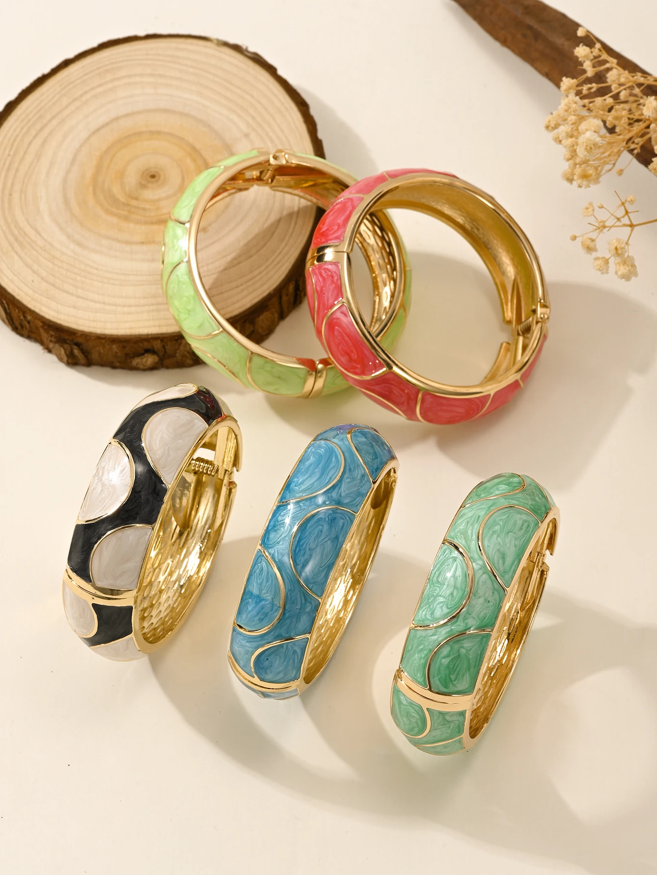 Elegant bracelet with simple holiday style and zinc alloy enamel craftsmanship, versatile for daily wear and gift giving
Elegant bracelet with simple holiday style and zinc alloy enamel craftsmanship, versatile for daily wear and gift giving