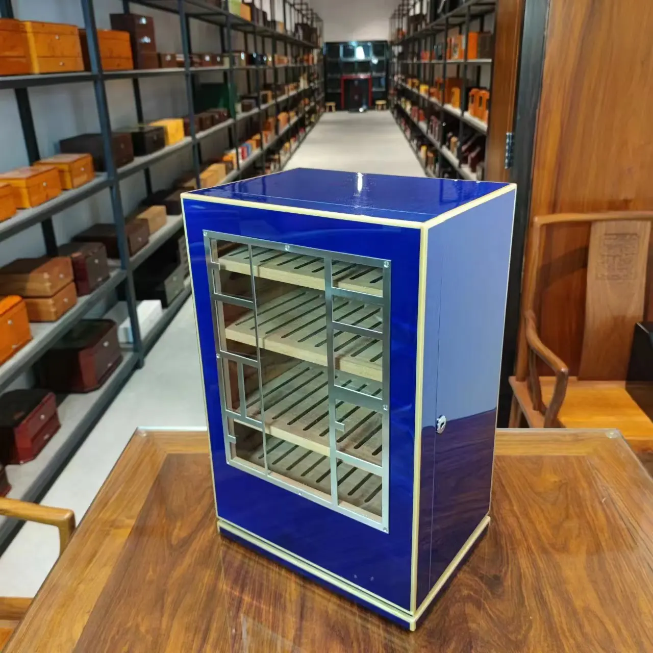 Large storage capacity of 150 cedar wood cigar humidor Cuban cigars Office and Home Use
Large storage capacity of 150 cedar wood cigar humidor Cuban cigars Office and Home Use