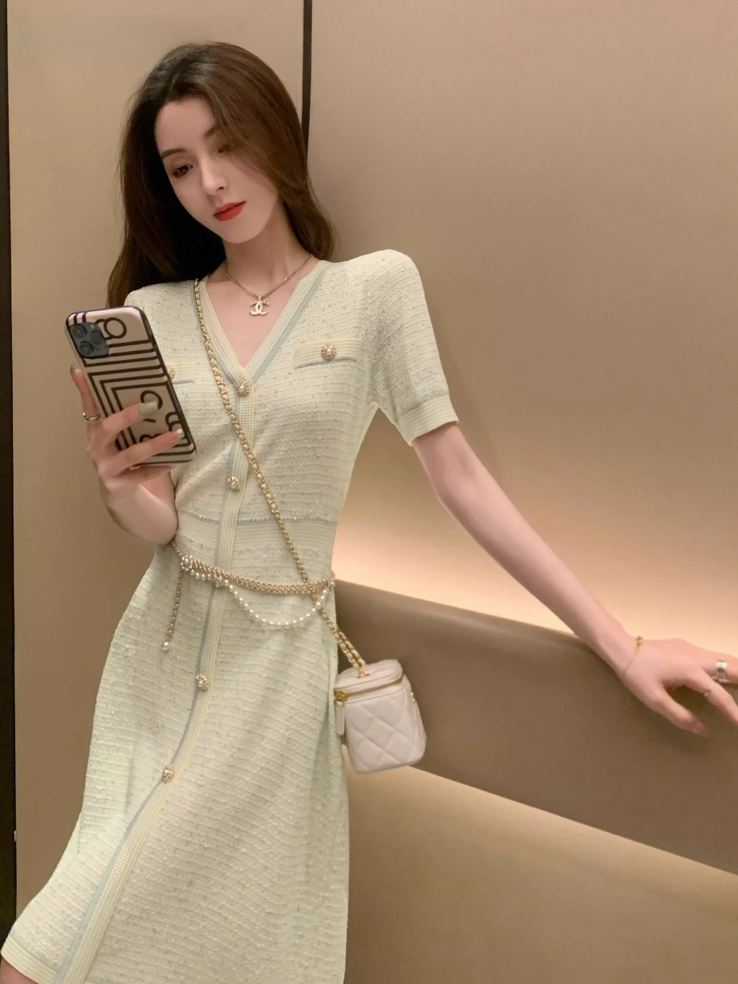 La Chapelle Summer 2025 High Waist A-Line Knitted Short Dress Women's Fashion Slimming Style Korean Version Pure Color V-Neck
La Chapelle Summer 2025 High Waist A-Line Knitted Short Dress Women's Fashion Slimming Style Korean Version Pure Color V-Neck