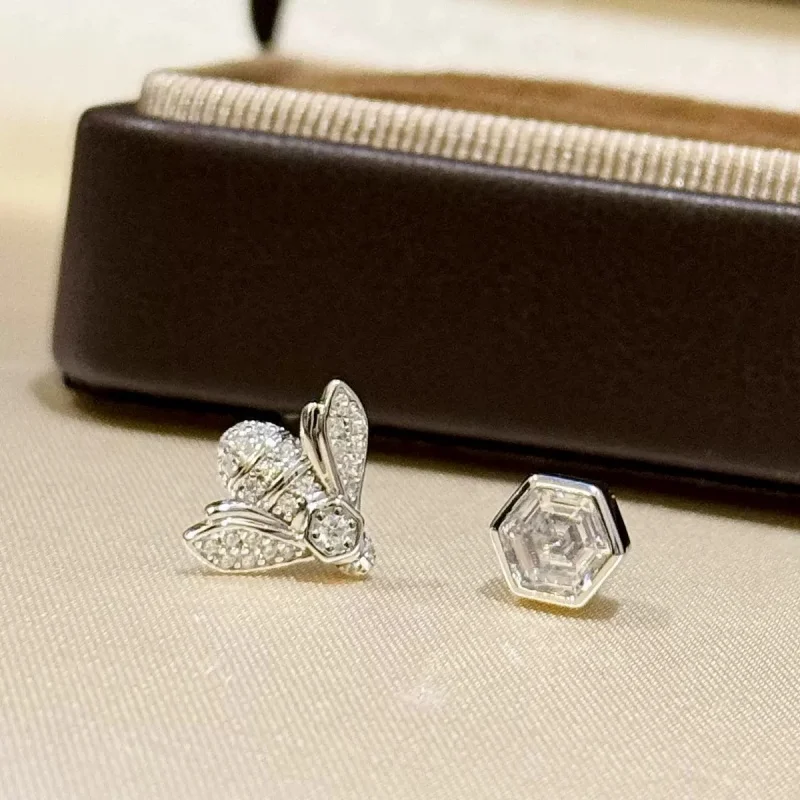 Exquisite bee earrings for women, asymmetrical earrings, moissanite honeycomb, fashionable and luxurious earrings, birthday gift
Exquisite bee earrings for women, asymmetrical earrings, moissanite honeycomb, fashionable and luxurious earrings, birthday gift