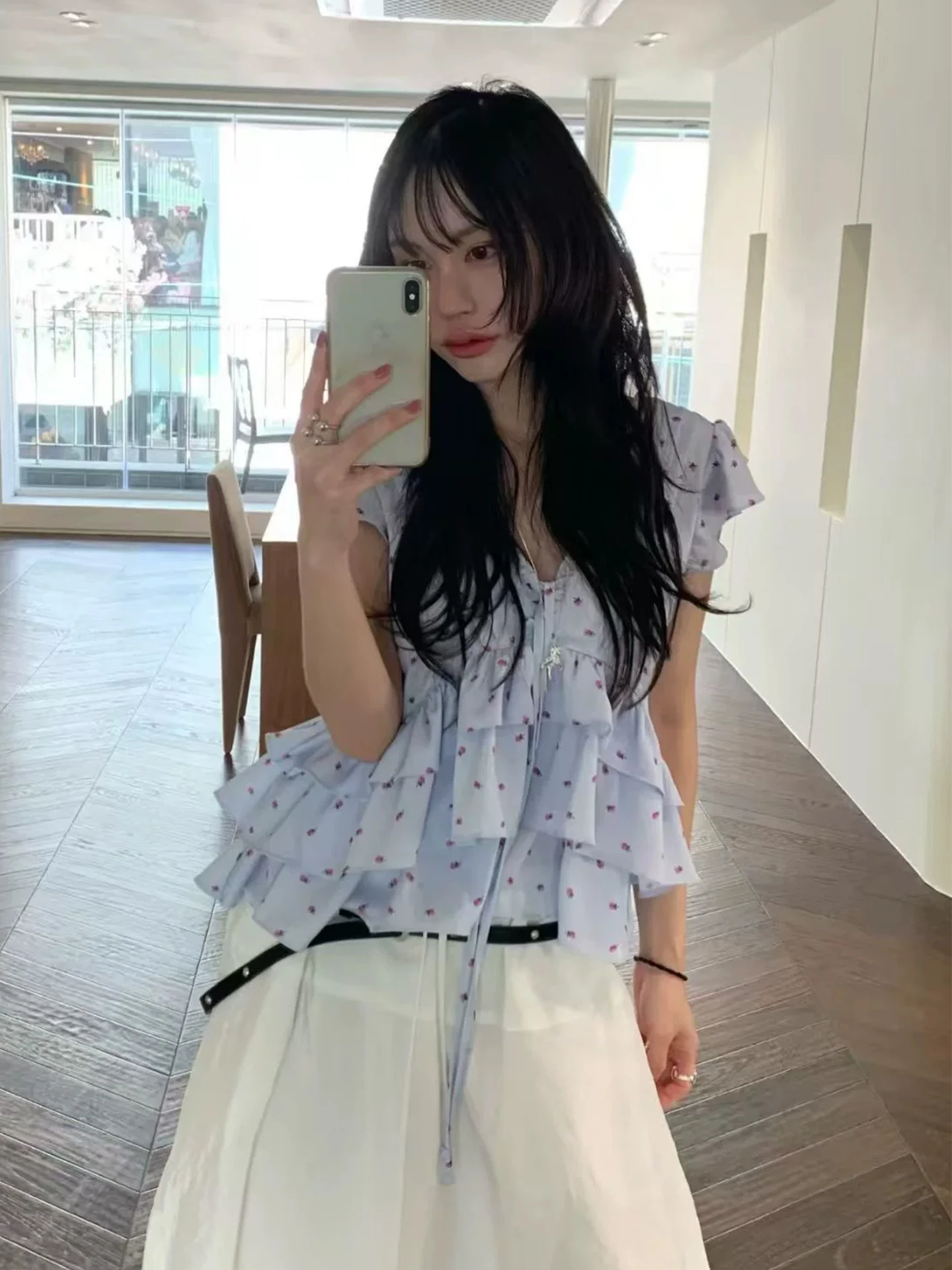 Sweet Floral Print V-Neck Short Sleeve Shirt Women's Summer New Style Elegant Short Length Blouse Korean Version Loose Fit
Sweet Floral Print V-Neck Short Sleeve Shirt Women's Summer New Style Elegant Short Length Blouse Korean Version Loose Fit