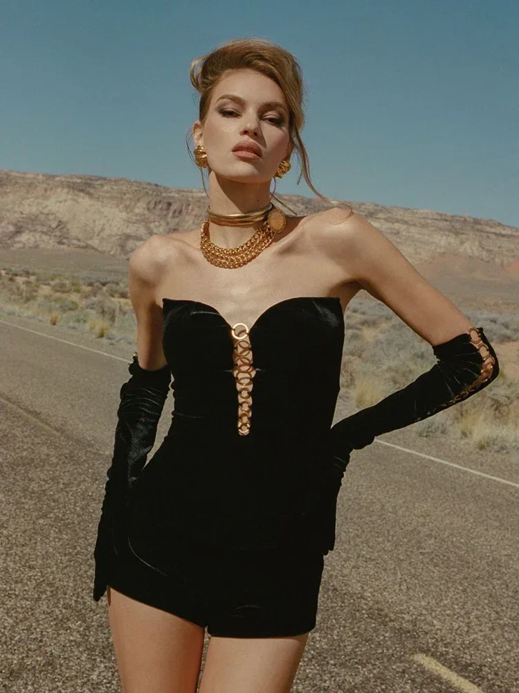 Women Black Velvet 2 Pieces With Gloves Sexy Strapless Metal Ring Hollow Top & Shorts Two Piece Set Elegant Party Evening Outift
Women Black Velvet 2 Pieces With Gloves Sexy Strapless Metal Ring Hollow Top & Shorts Two Piece Set Elegant Party Evening Outift