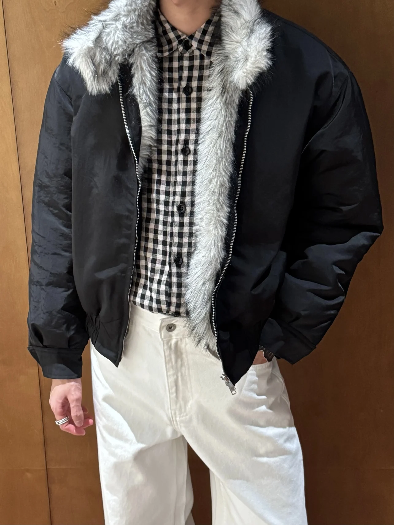 Мужская зимняя куртка-бомбер из утолщенного хлопка с имитацией волчьего меха, с воротником-стойкой, молодежная, свободного кроя, из полиэфирного волокна, с длинными рукавами
Мужская зимняя куртка-бомбер из утолщенного хлопка с имитацией волчьего меха, с воротником-стойкой, молодежная, свободного кроя, из полиэфирного волокна, с длинными рукавами