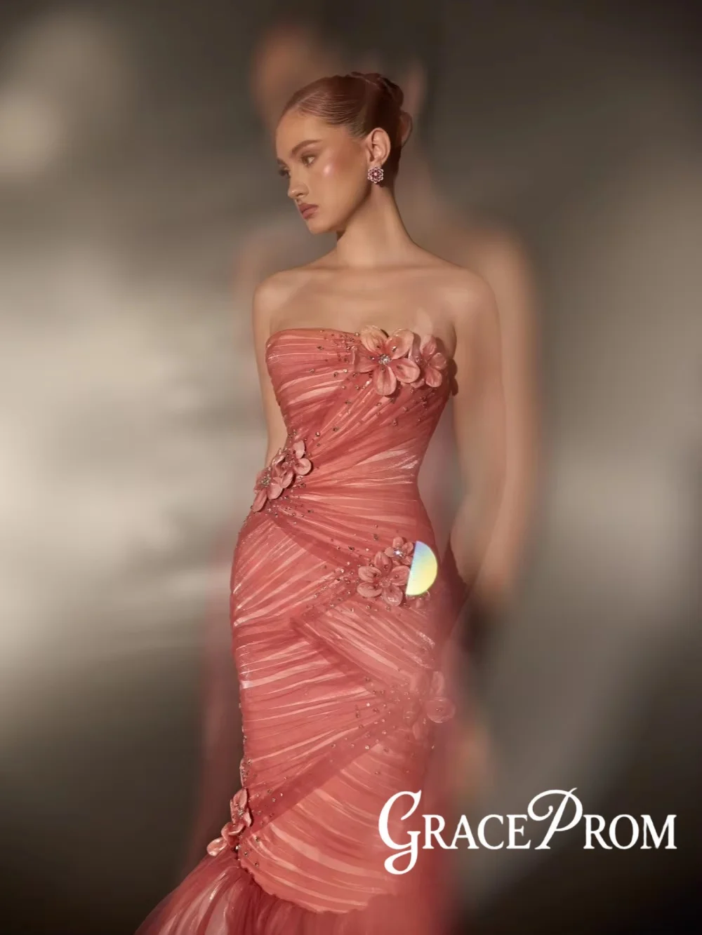 Handmade Floral Pleated Tulle Evening Dress Sparkling Crystal Mermaid Wedding Party Gown Customized Strapless Red Carpet Gowns
Handmade Floral Pleated Tulle Evening Dress Sparkling Crystal Mermaid Wedding Party Gown Customized Strapless Red Carpet Gowns