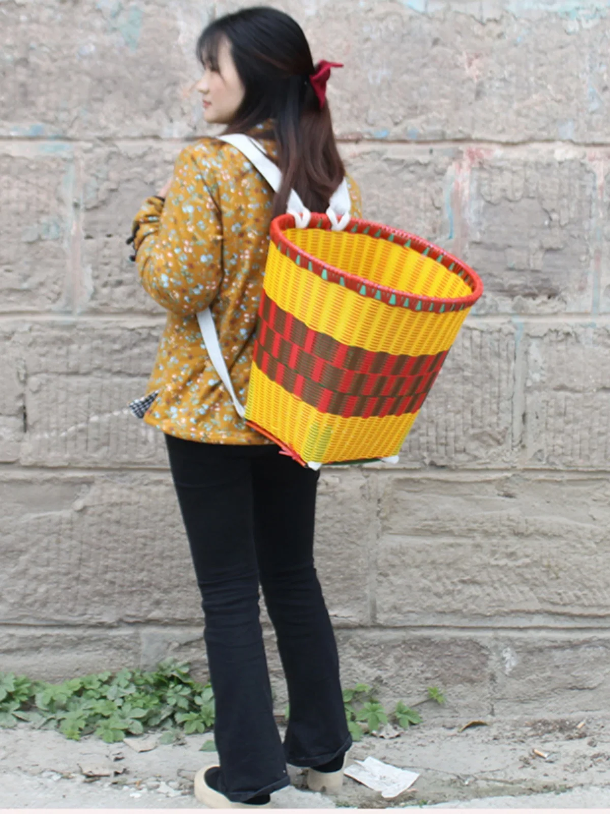 Basket plastic rattan hand-woven ethnic wind to buy food household agricultural basket back basket dance backpack.
Basket plastic rattan hand-woven ethnic wind to buy food household agricultural basket back basket dance backpack.