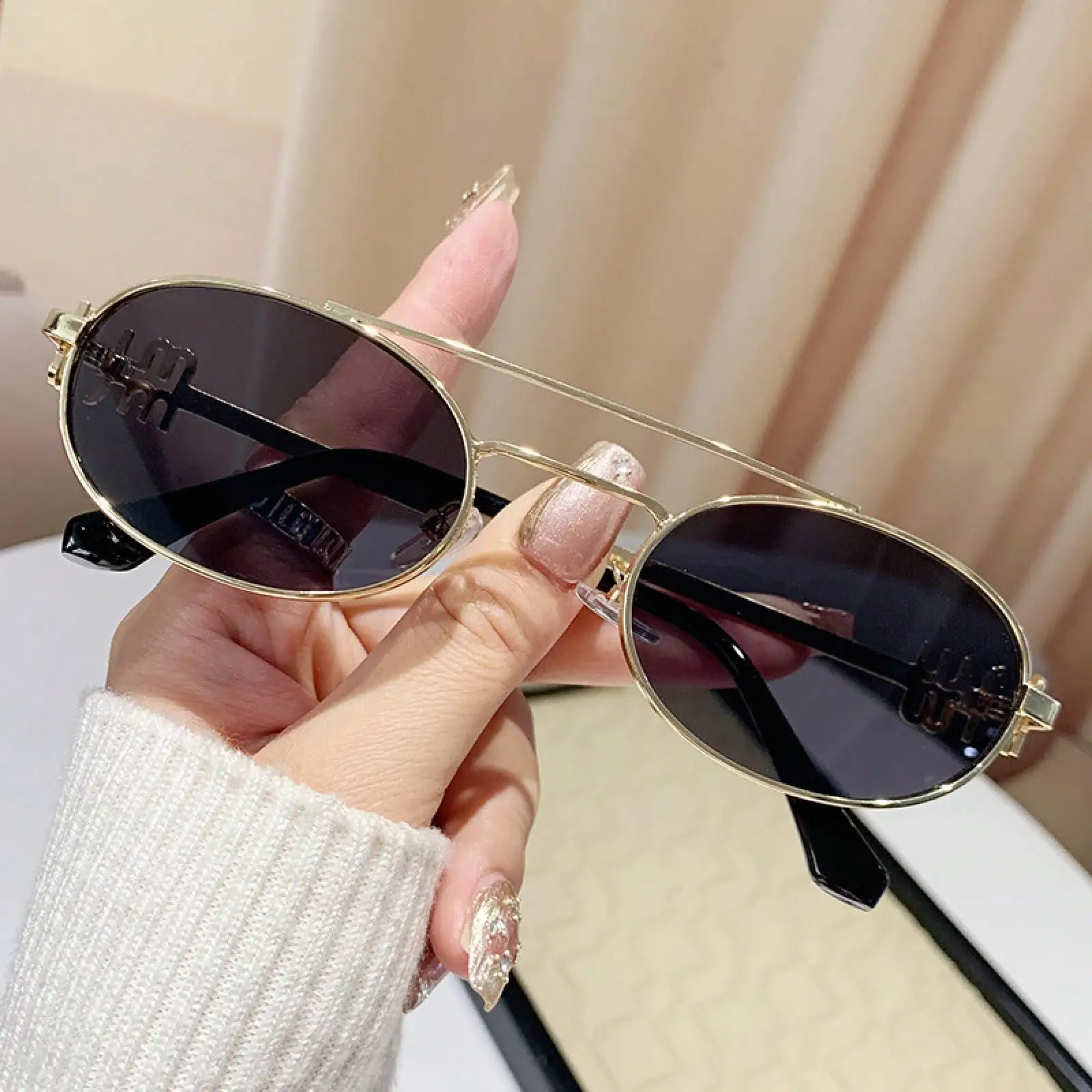 New -Style European And American Retro Oval Small-Frame With Metal Double Bridge, Women's High-End Street Style Eyewear
New -Style European And American Retro Oval Small-Frame With Metal Double Bridge, Women's High-End Street Style Eyewear