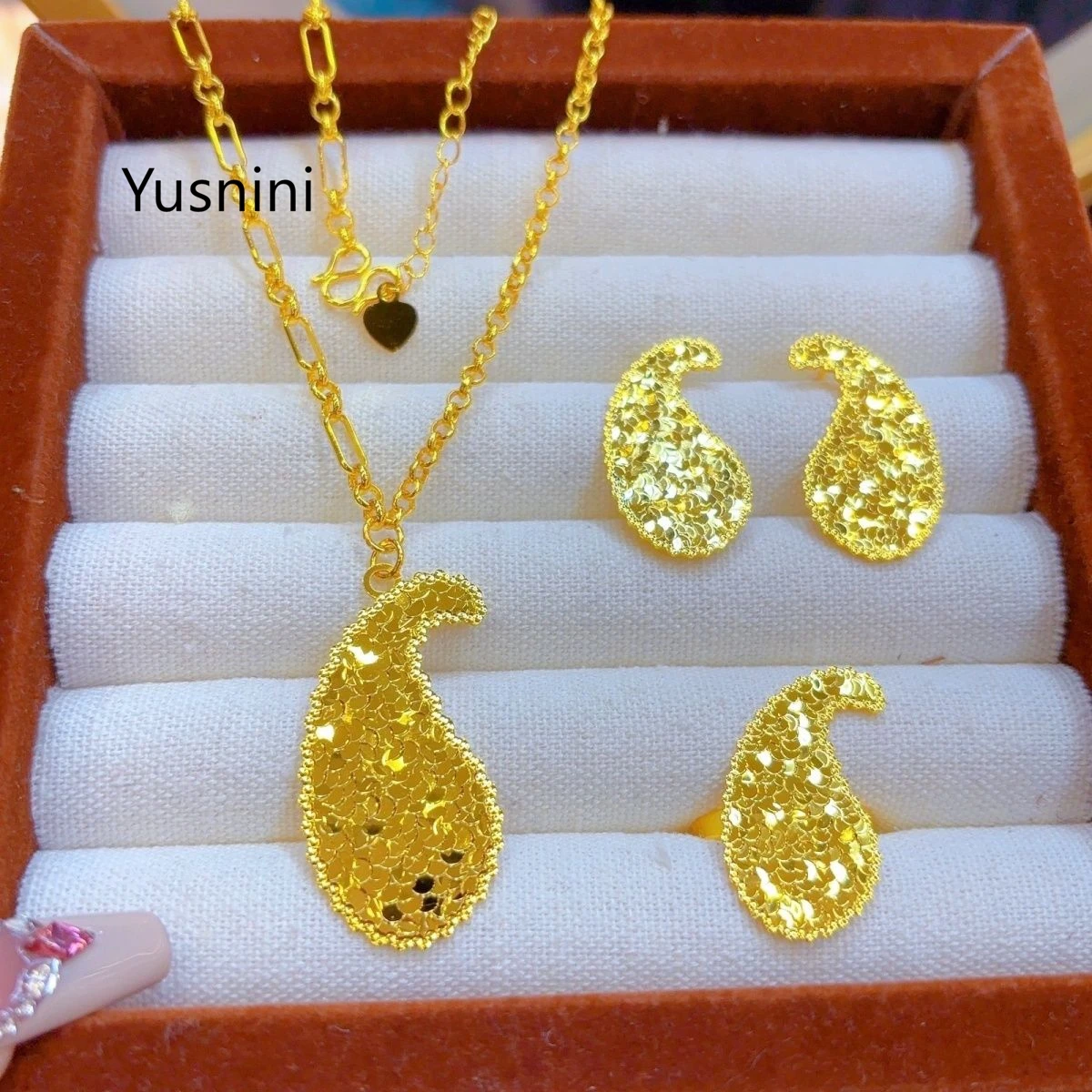New Fashionable High end Dubai 24K Gold Plated Necklace Earrings and Rings Romantic Wedding Party Jewelry Set for Lovers 555
New Fashionable High end Dubai 24K Gold Plated Necklace Earrings and Rings Romantic Wedding Party Jewelry Set for Lovers 555