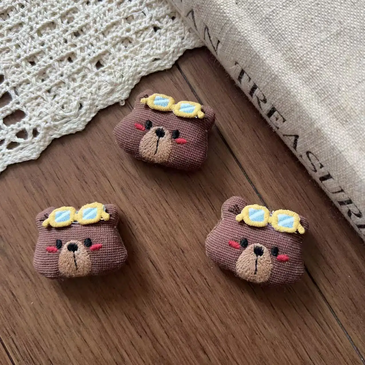 Premium Fabric Mini Bear with Glasses Brooch Hair Clip for Socks Shoes Bag Phone Case Embellishment Cute
Premium Fabric Mini Bear with Glasses Brooch Hair Clip for Socks Shoes Bag Phone Case Embellishment Cute
